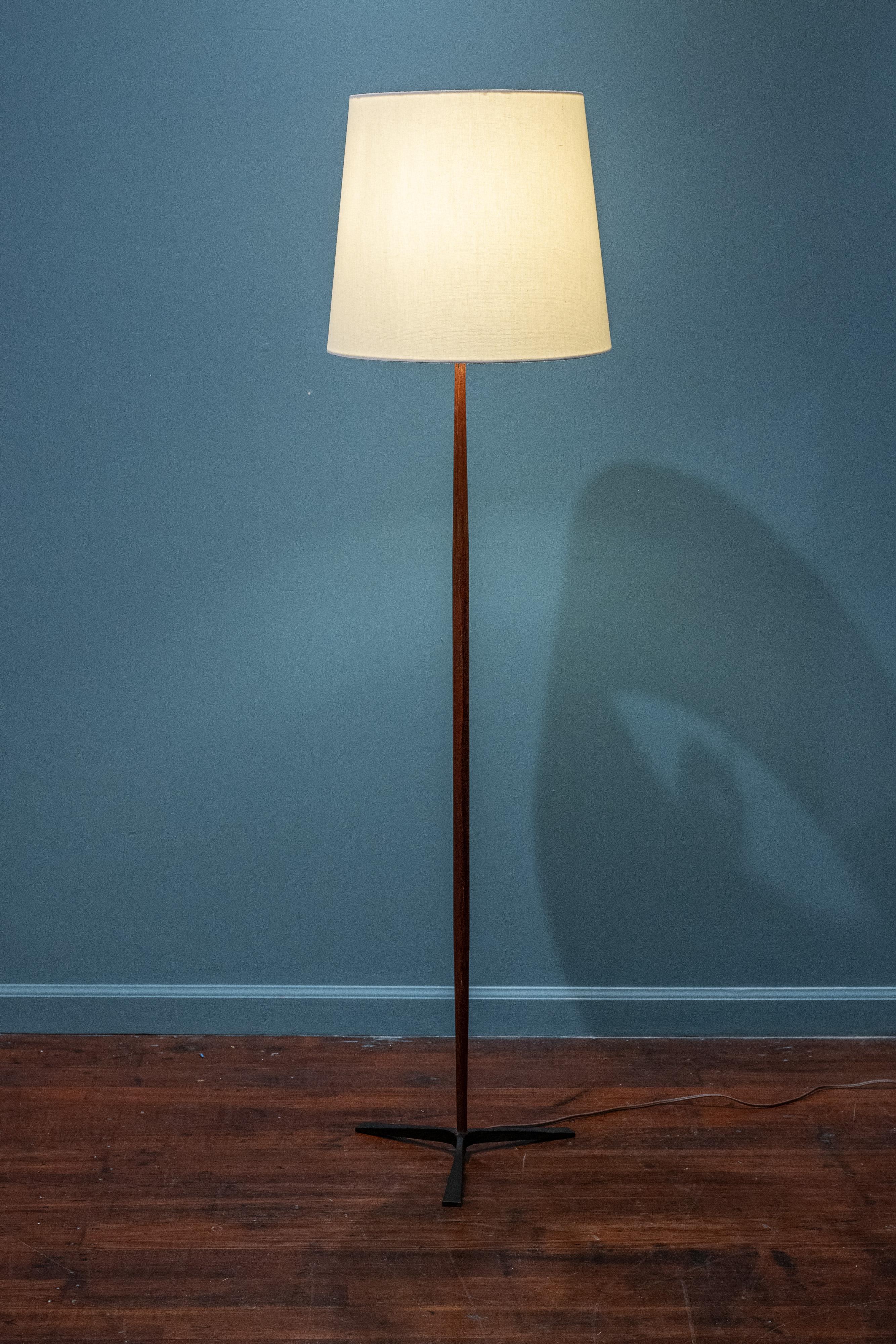 Milieu du XXe siècle Lampadaire en teck sculpté et fer, Raymor, Italie en vente