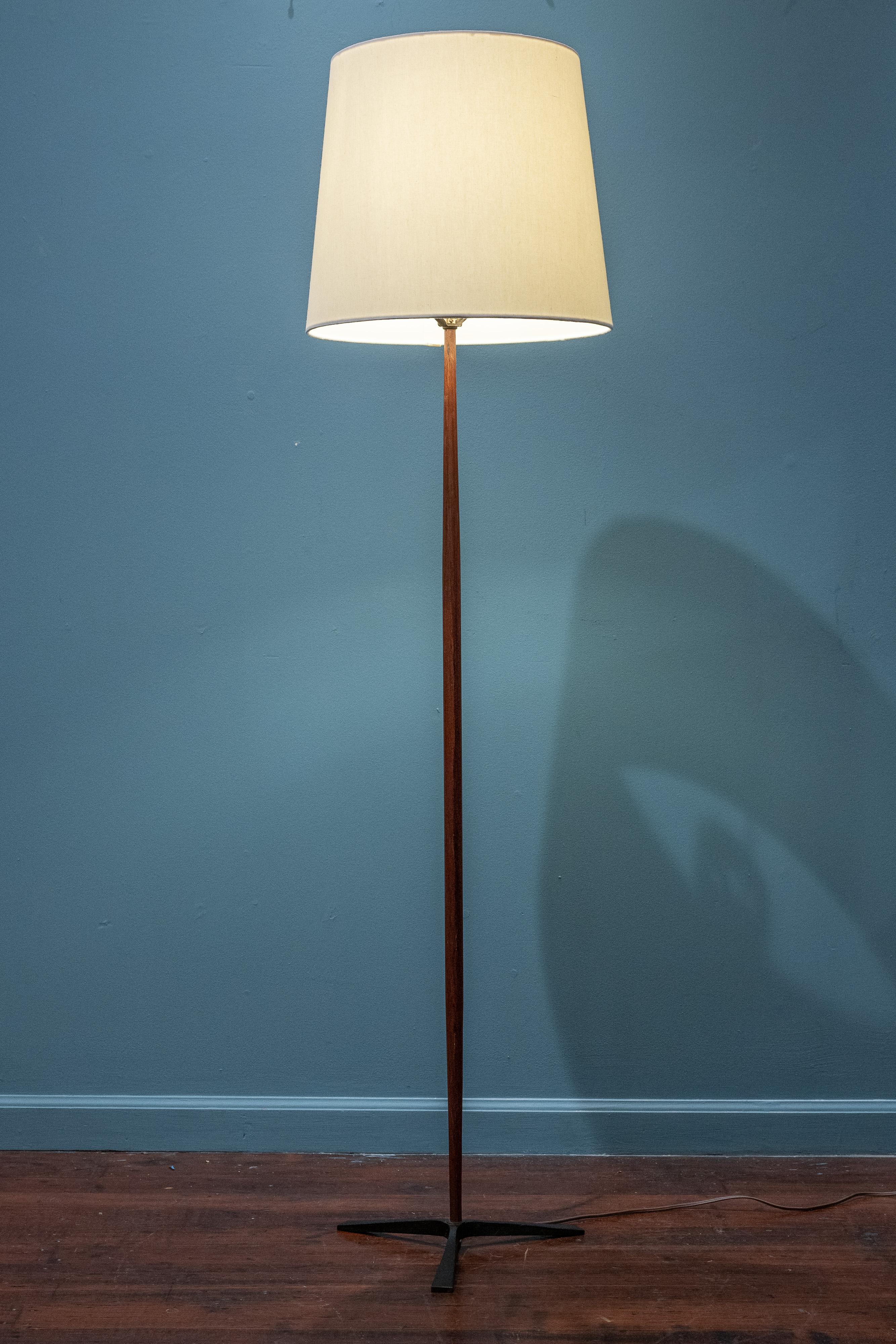 Fer Lampadaire en teck sculpté et fer, Raymor, Italie en vente