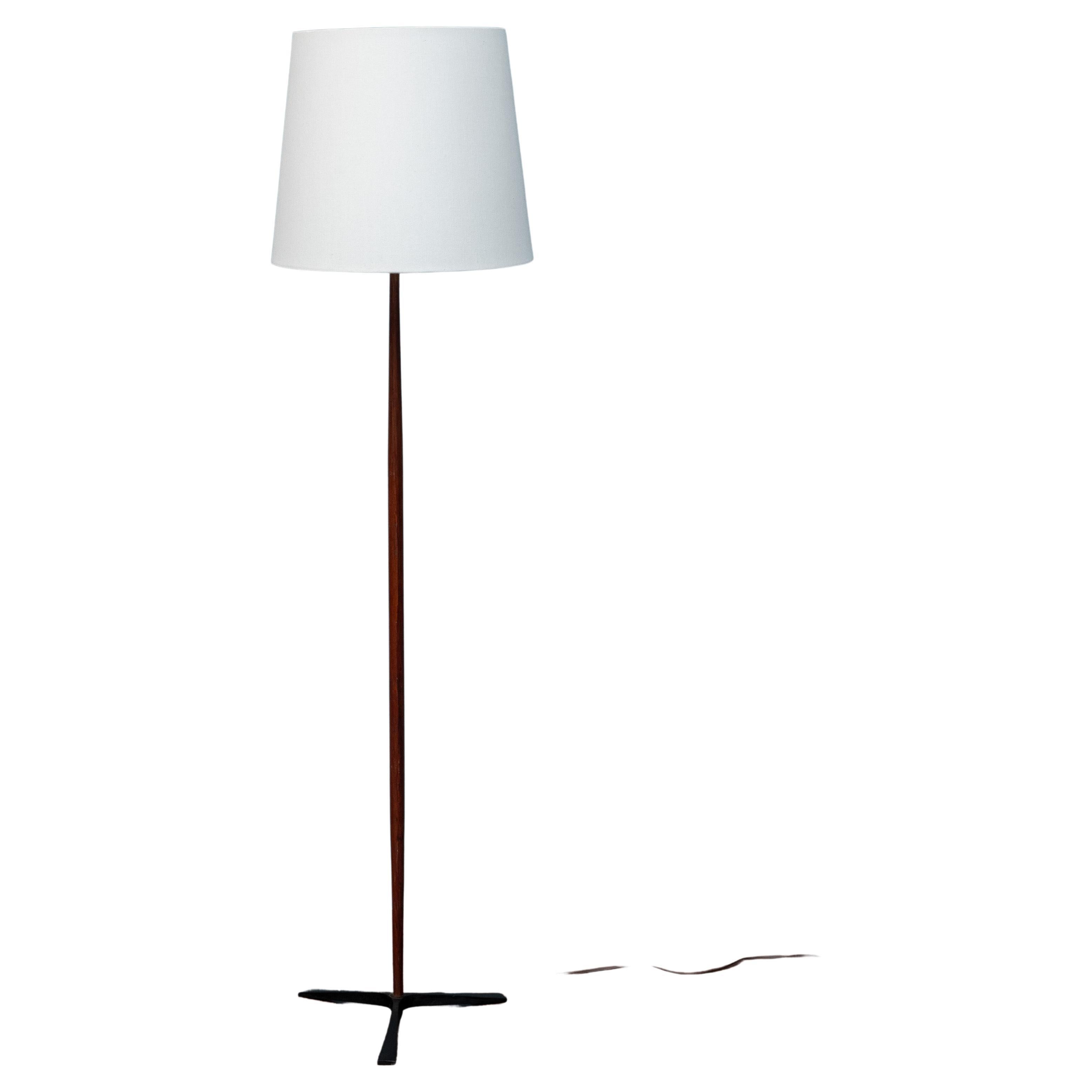 Lampadaire en teck sculpté et fer, Raymor, Italie en vente