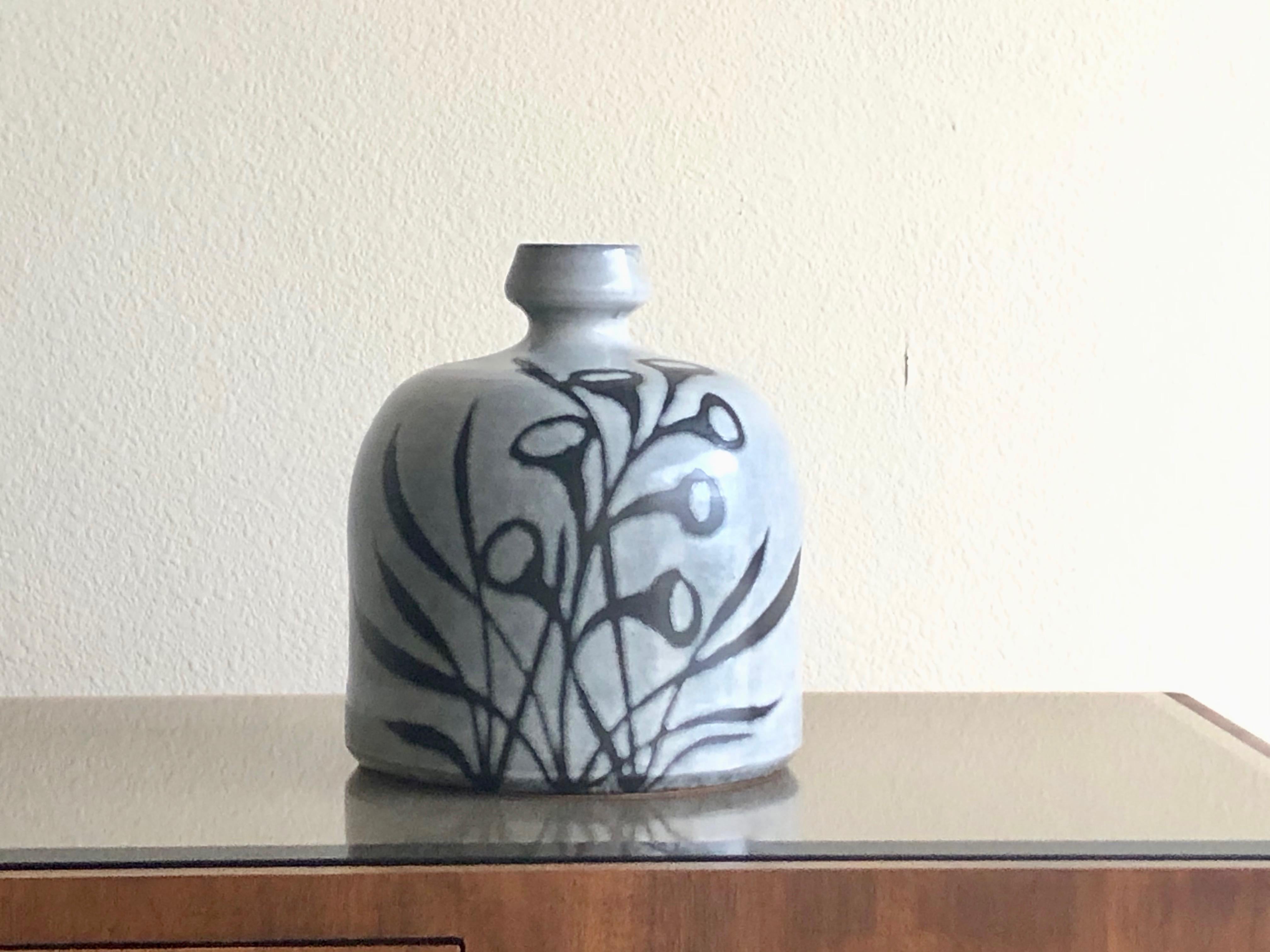 Raymor Italian weedpot / vase. Original Labels are on the bottom.