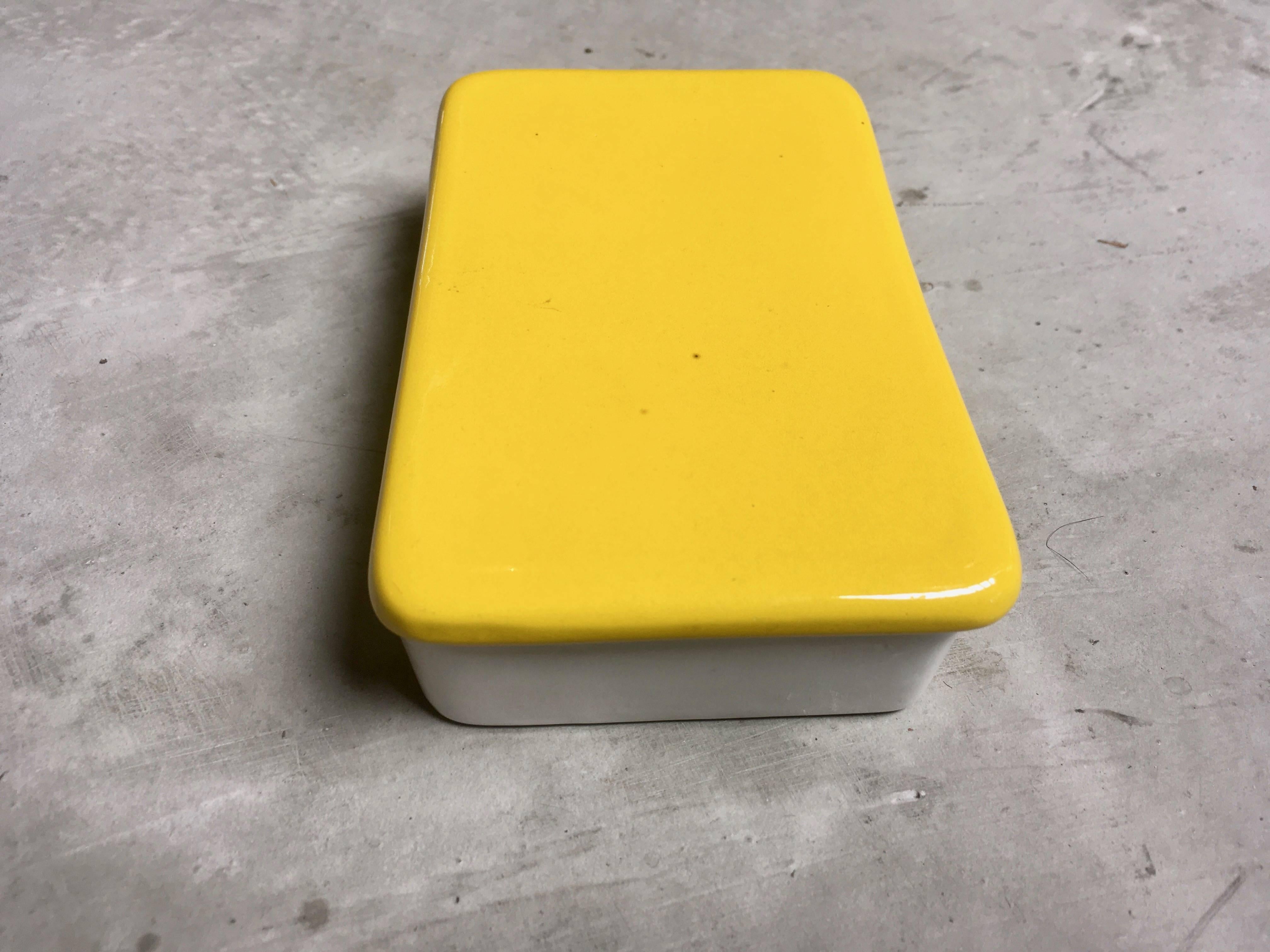 Raymor Yellow and White Ceramic Box In Excellent Condition In Los Angeles, CA