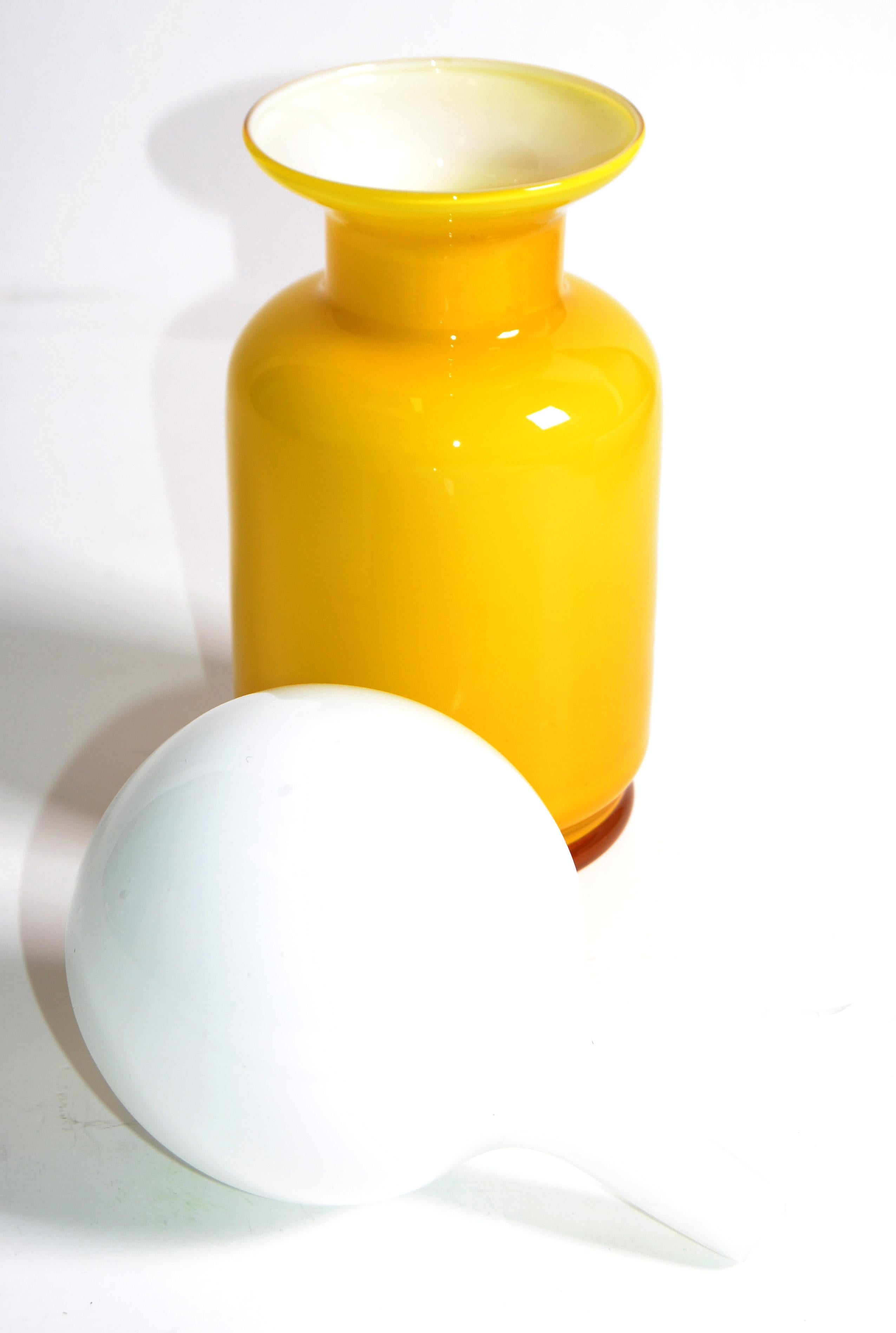 Gelbes Raymor-Kunstglasgefäß, Dekanter und weißer runder Stopper aus der Mitte des Jahrhunderts, Italien im Angebot 4