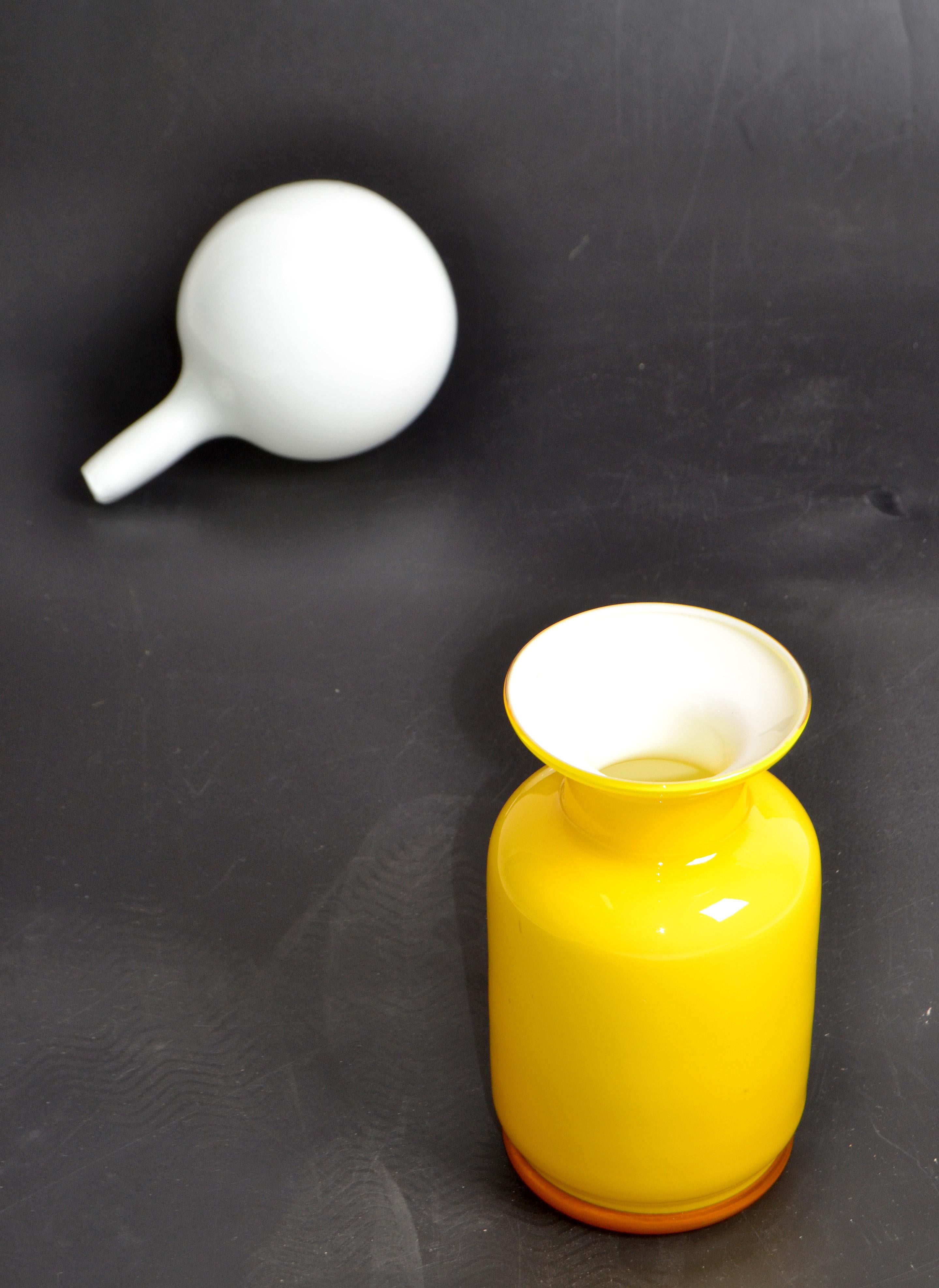 Gelbes Raymor-Kunstglasgefäß, Dekanter und weißer runder Stopper aus der Mitte des Jahrhunderts, Italien (Handgefertigt) im Angebot