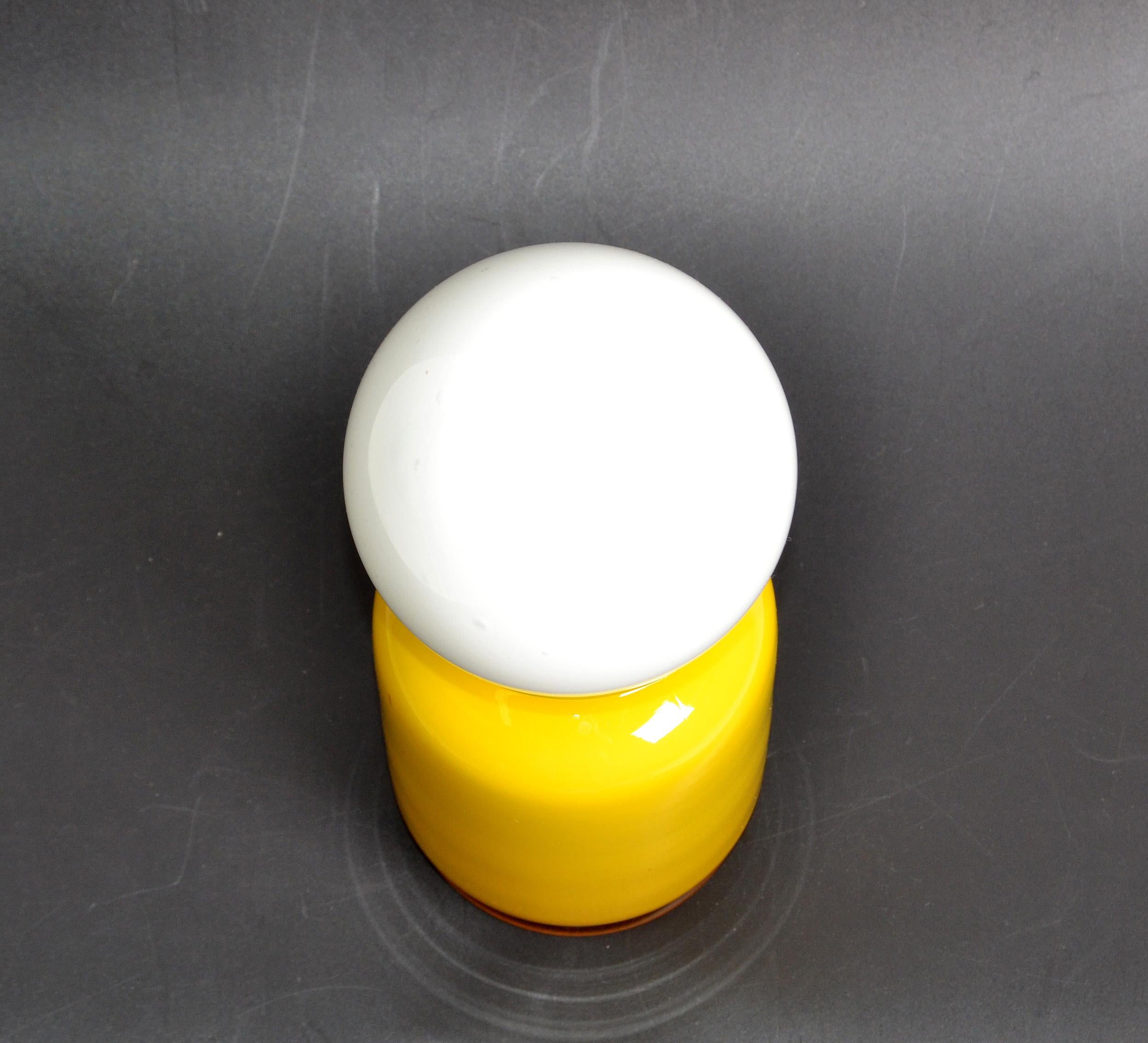 Gelbes Raymor-Kunstglasgefäß, Dekanter und weißer runder Stopper aus der Mitte des Jahrhunderts, Italien im Zustand „Gut“ im Angebot in Miami, FL