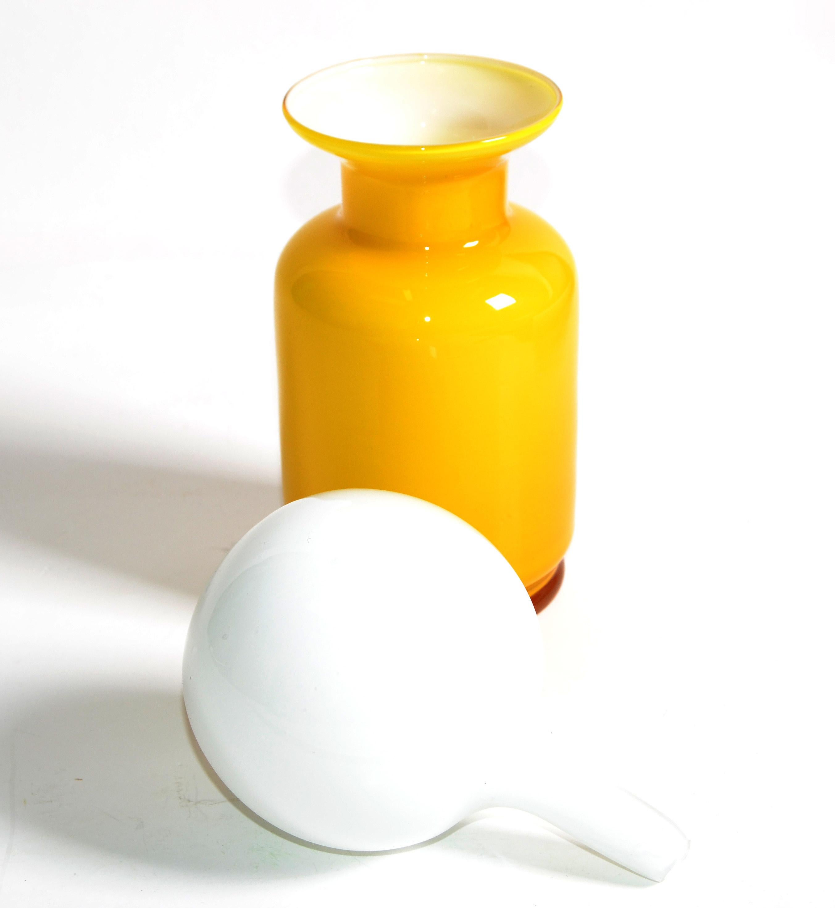 Gelbes Raymor-Kunstglasgefäß, Dekanter und weißer runder Stopper aus der Mitte des Jahrhunderts, Italien (20. Jahrhundert) im Angebot
