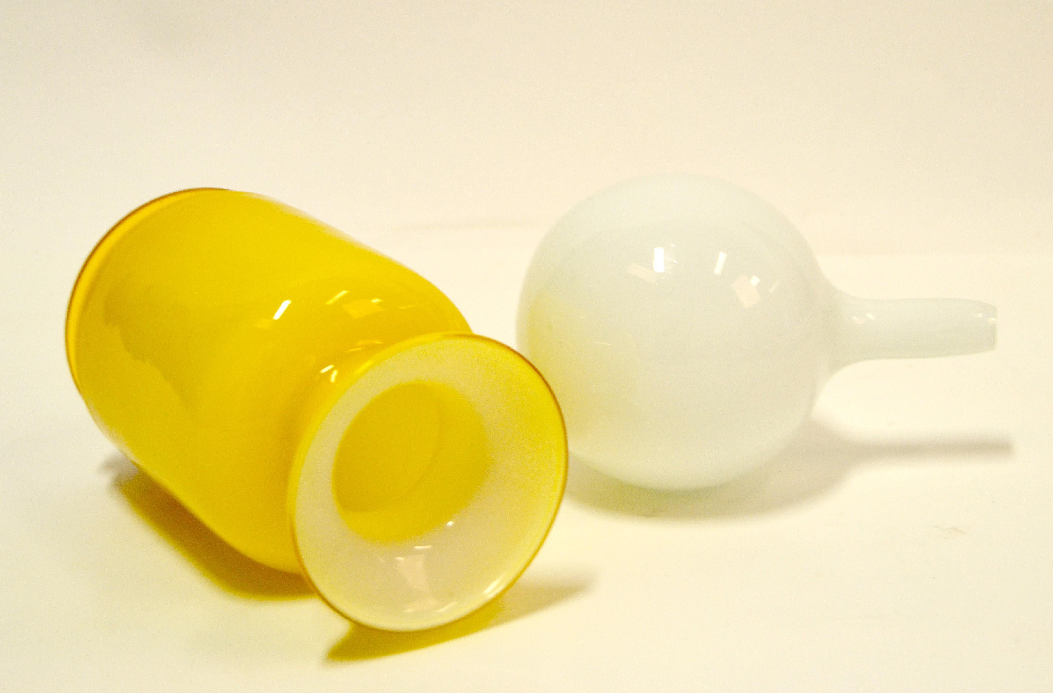 Gelbes Raymor-Kunstglasgefäß, Dekanter und weißer runder Stopper aus der Mitte des Jahrhunderts, Italien im Angebot 1