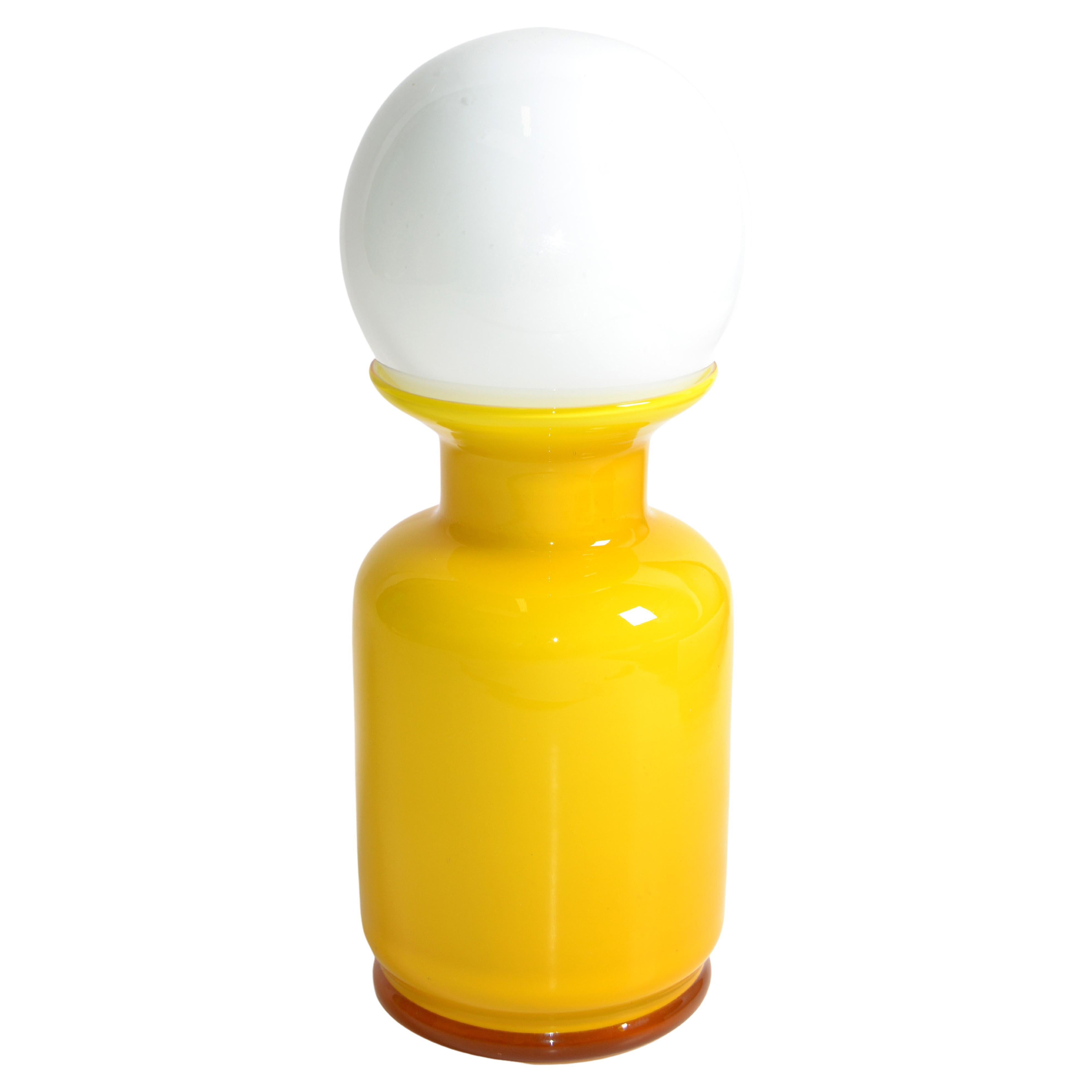 Vaso de vidrio artístico amarillo Raymor, decantador y tapón redondo blanco Mediados de siglo, Italia en venta