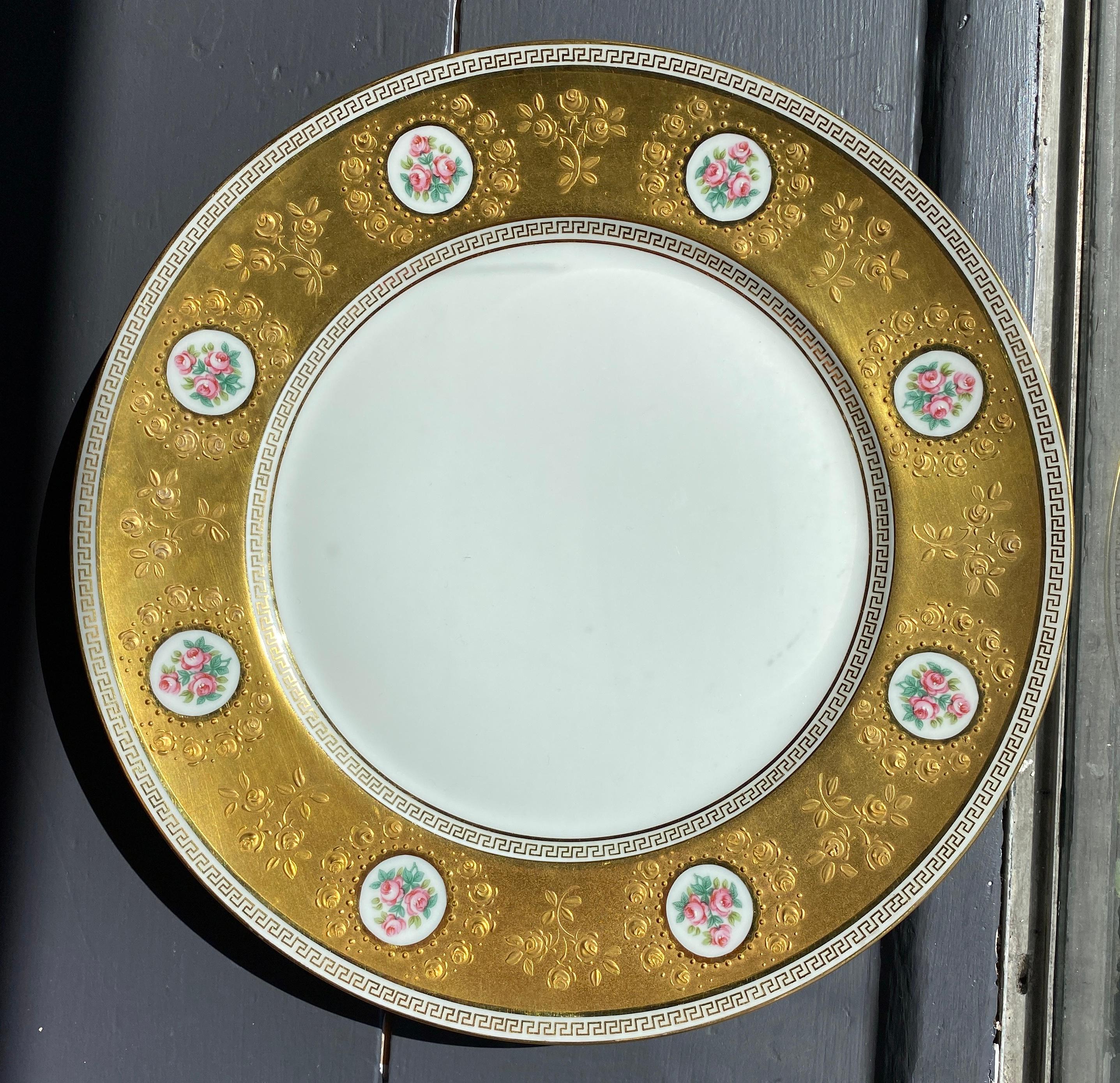 La vaisselle Duchesse de Raynaud est fabriquée à la main par des artisans français en porcelaine de Limoges. Comme pour toutes les collections d'incrustation d'or de la société, chaque motif est profondément gravé dans la porcelaine, peint à la main