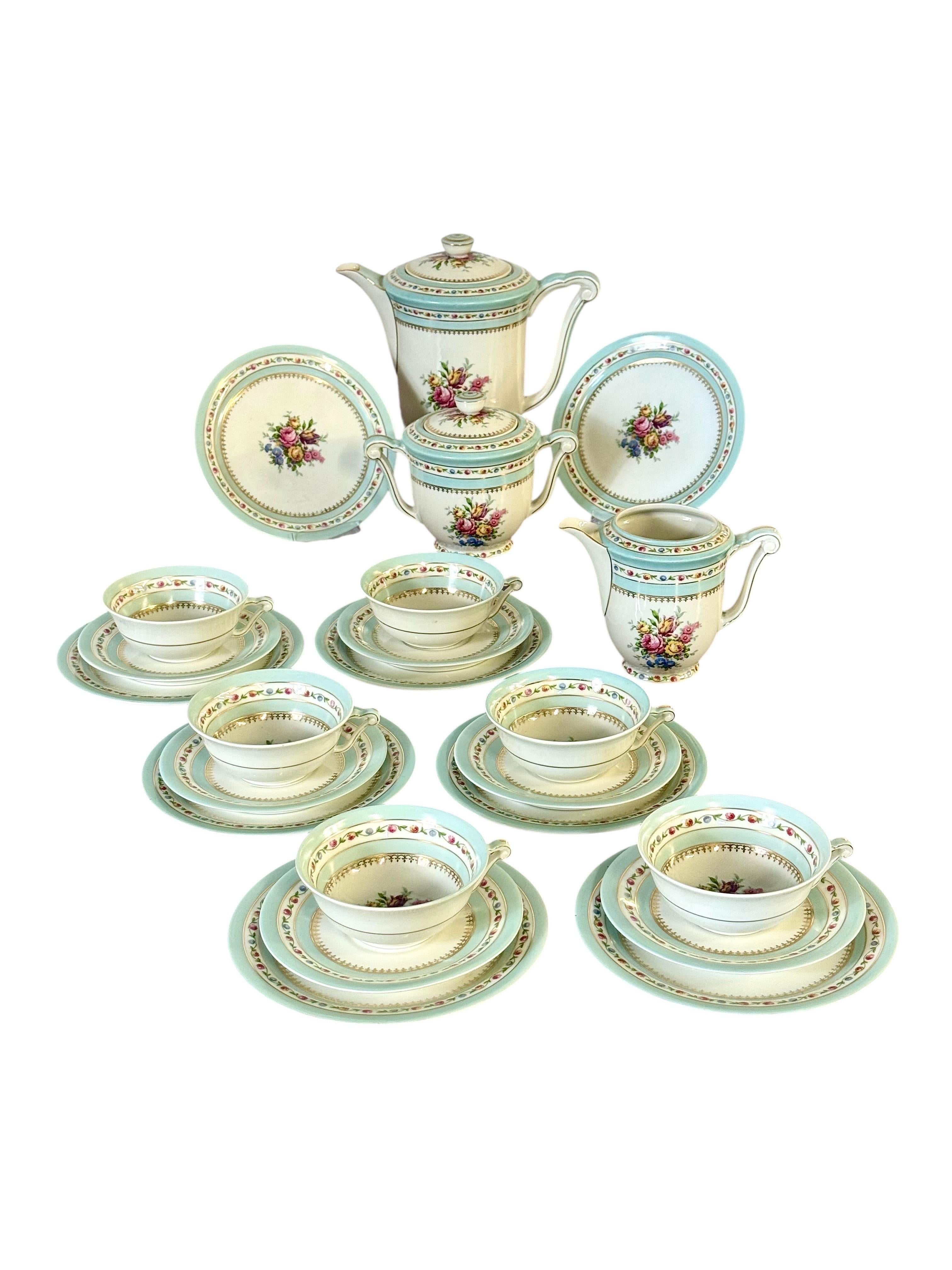 Dieses 23-teilige Tee- und Kaffeeservice von Raynaud & Cie verkörpert die Eleganz und Kunstfertigkeit, für die Limoges-Porzellan bekannt ist. Jedes Stück ist aus feinem, durchscheinendem Porzellan gefertigt und mit einem dezenten Goldrand verziert,