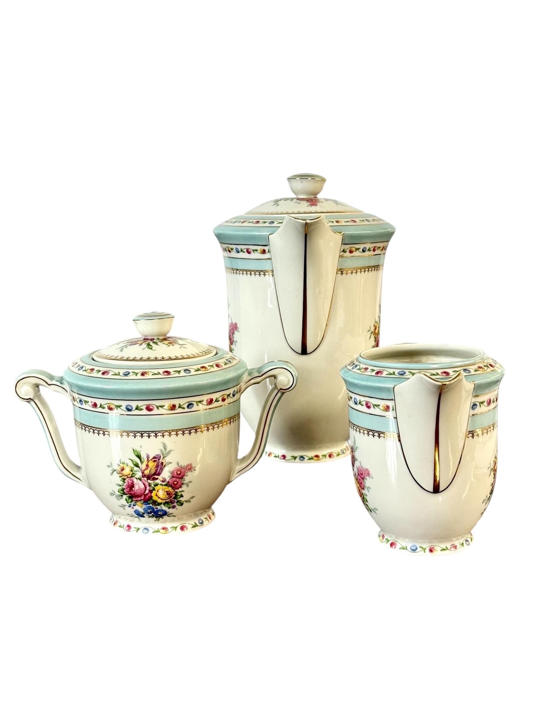 Raynaud Limoges 23-teiliges Porzellan Tee- und Kaffeeservice mit Goldverzierung im Zustand „Gut“ im Angebot in LA CIOTAT, FR