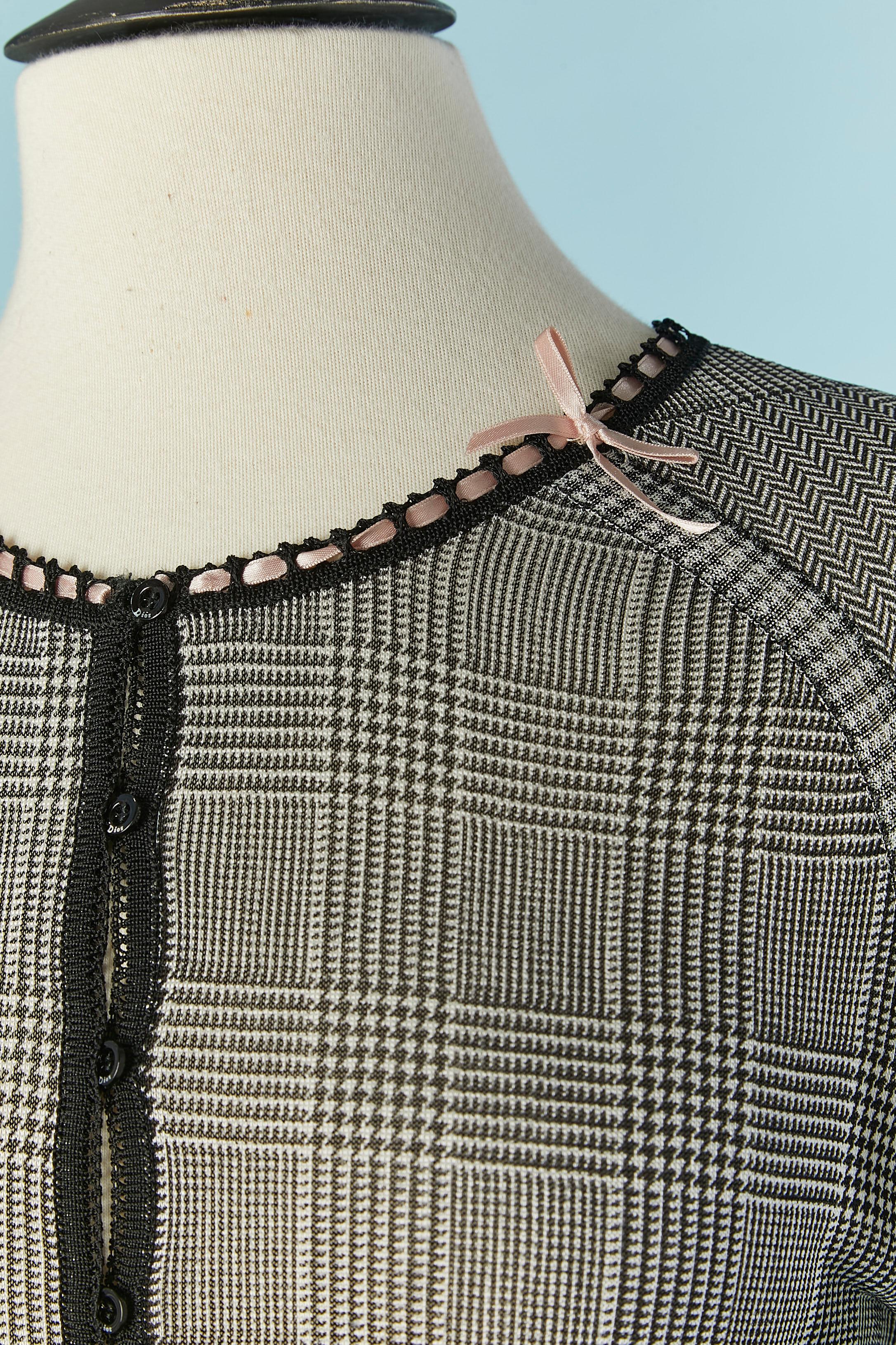 Chaqueta de punto de rayón con estampado Príncipe de Galles. Cierre de botón y ojal en el centro delantero. Borde de cinta rosa alrededor del cuello + lazo a cada lado. Manga ranglán; 
TALLA 36 (Fr) S 