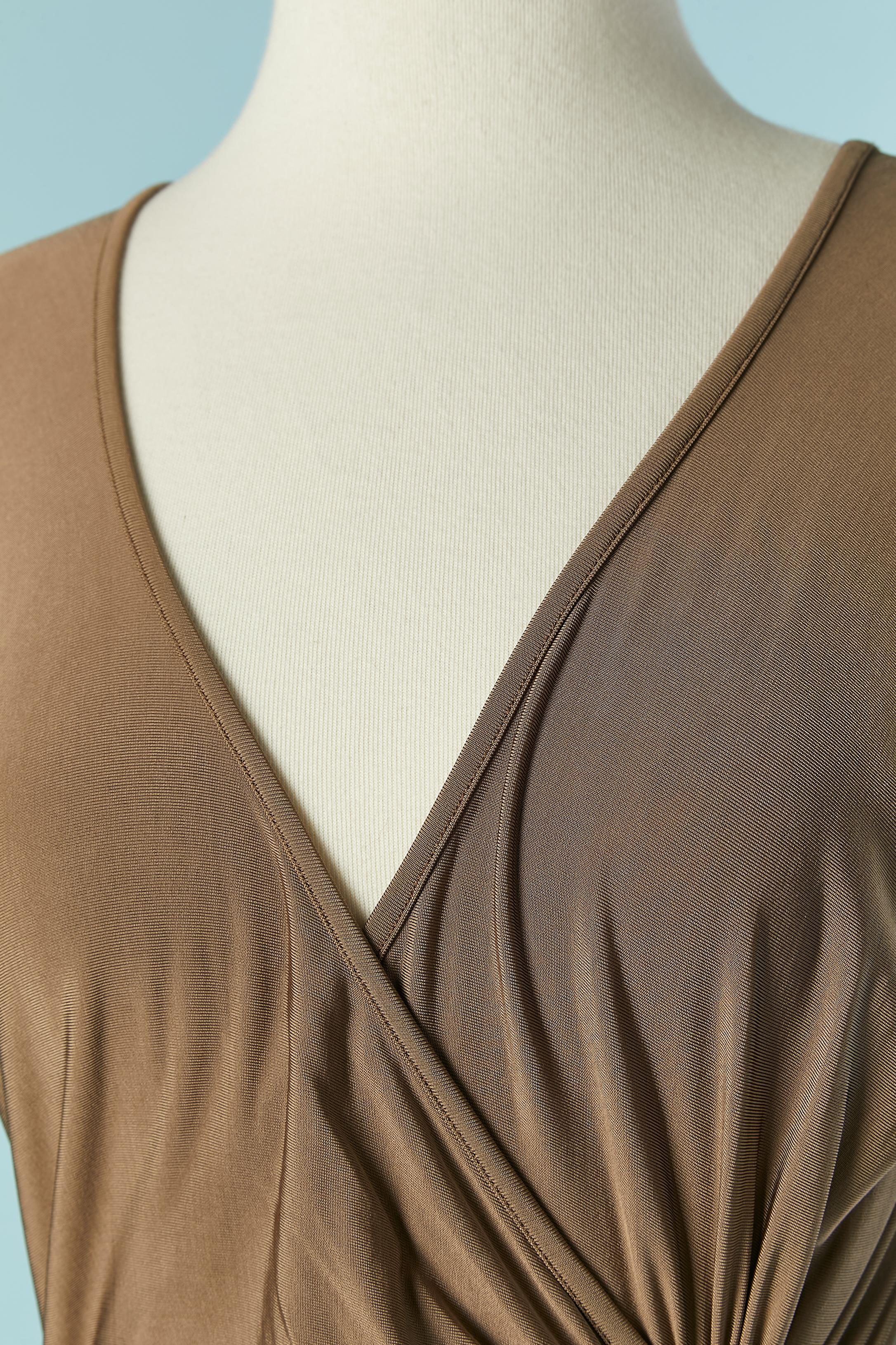 Abito da cocktail in jersey di rayon avvolto e drappeggiato. Composizione del tessuto: 90% rayon, 10% elastan. Dettagli impunturati sul lato sinistro dei fianchi (sembra che questa parte sia scolorita ma non lo è, è la luce sul tessuto lucido).