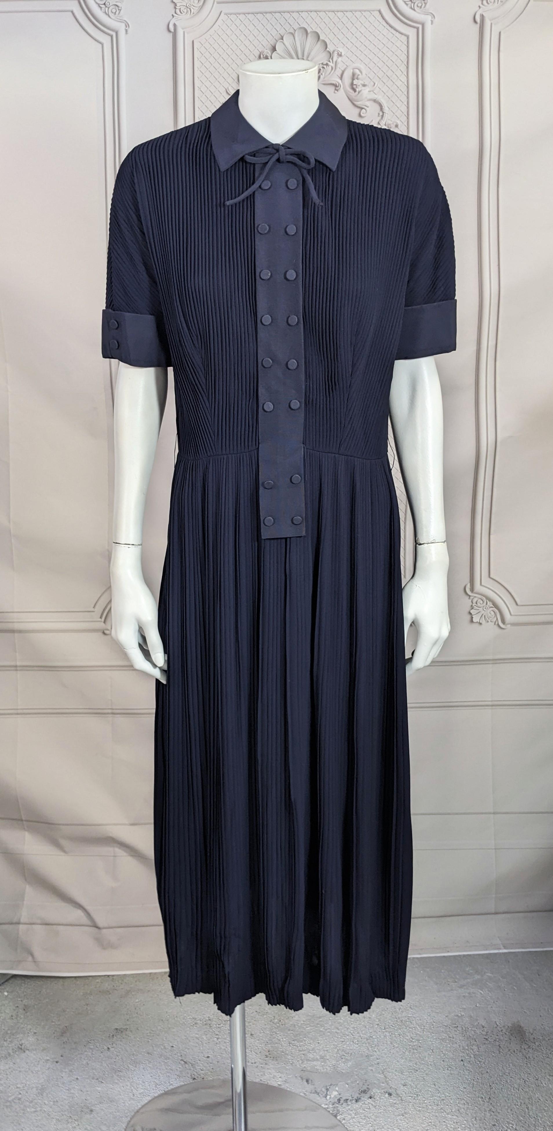 Charmante robe de jour du milieu du siècle en rayonne plissée, ornée d'une bordure en gros-grain. Réalisé dans un crêpe de rayonne marine mini plissé inhabituel, au drapé merveilleux, garni d'une patte de boutonnage en gros-grain de coton avec de