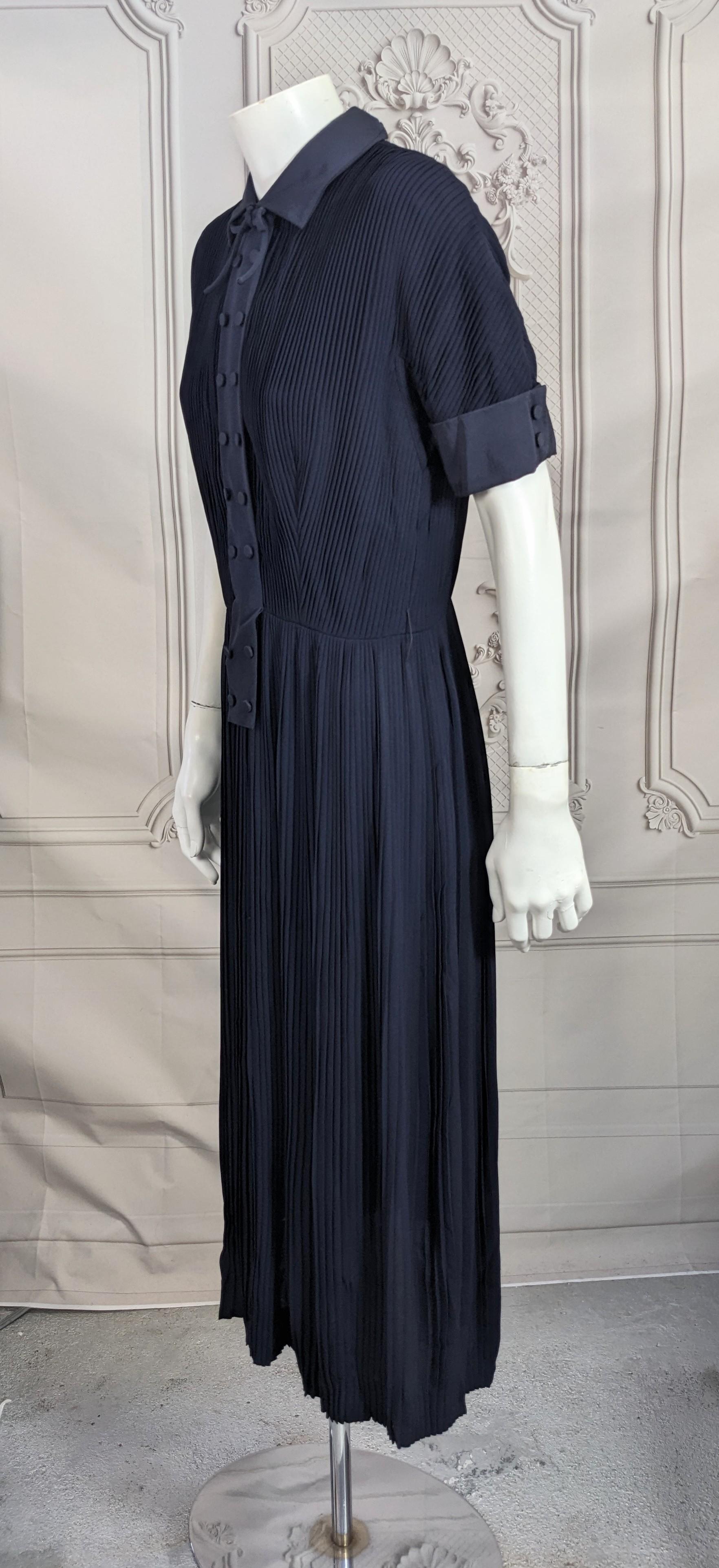 Robe de jour en rayonne plissé Robe du milieu du siècle Bon état - En vente à New York, NY