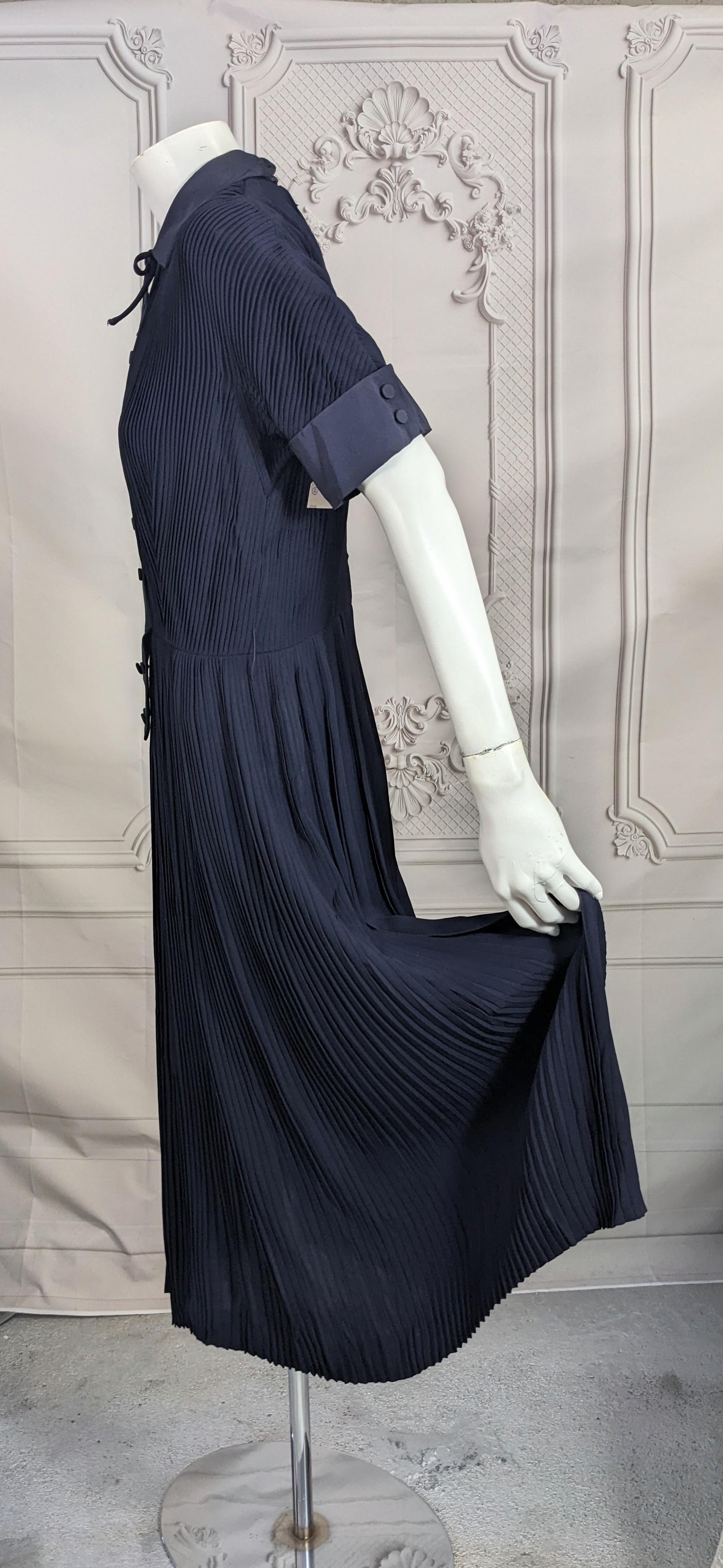 Robe de jour en rayonne plissé Robe du milieu du siècle Unisexe en vente