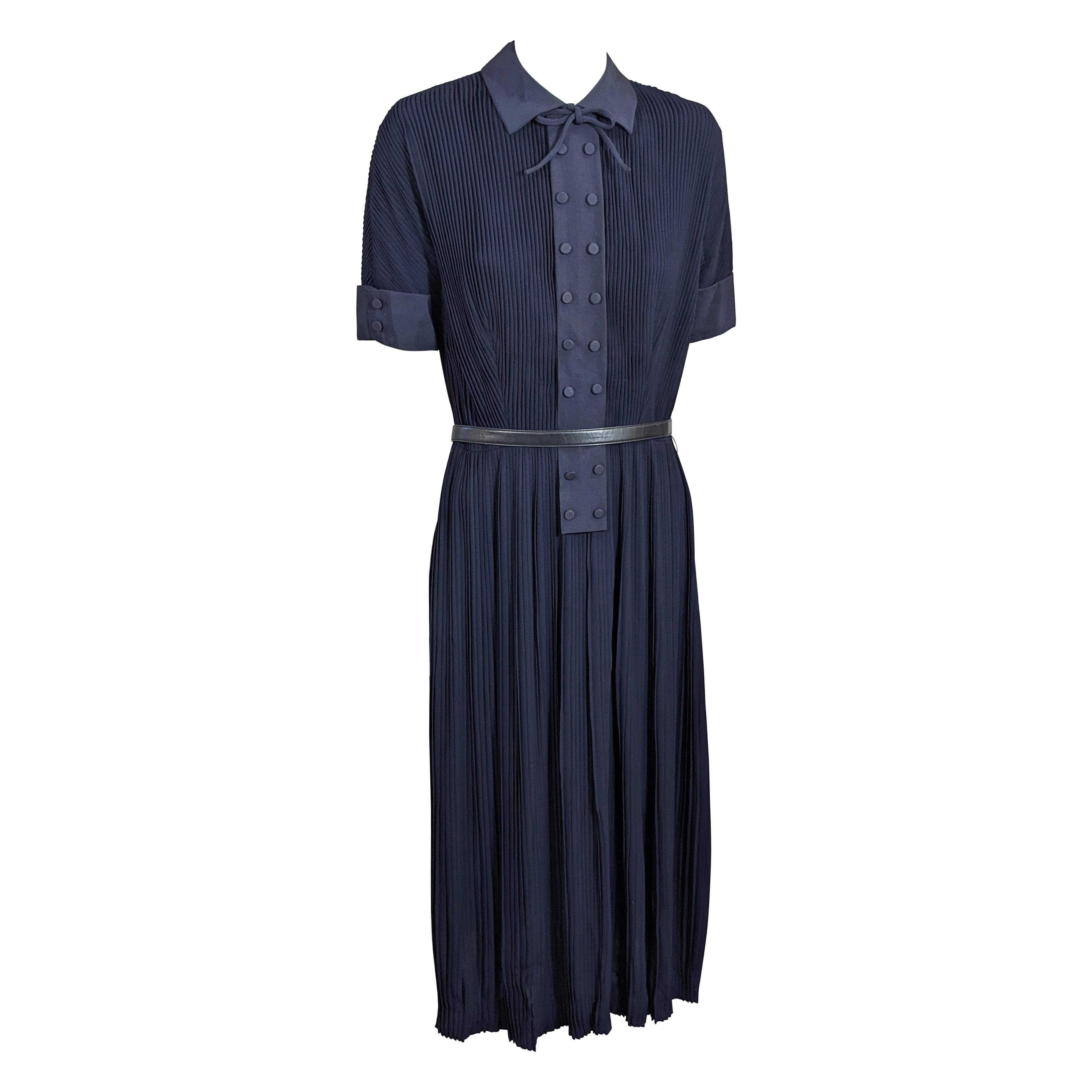 Robe de jour en rayonne plissé Robe du milieu du siècle en vente
