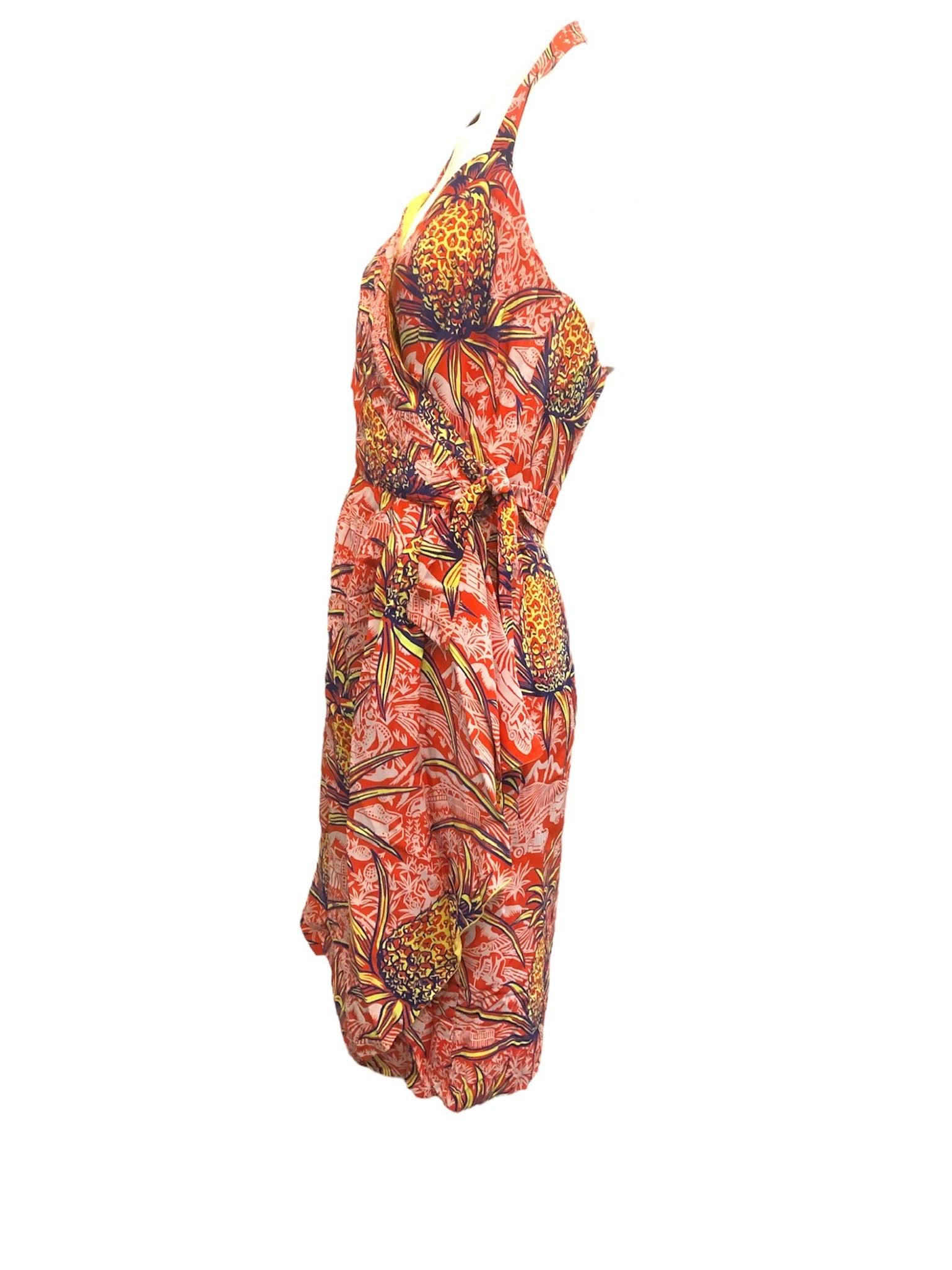 Este Vestido Envolvente Hawaiano de Rayón TIKI presenta un colorido estampado de piñas sobre un material ligero y ajustable. El vestido está hecho a mano con un estilo envolvente, lo que hace que el tallaje sea flexible, y está forrado con una tela