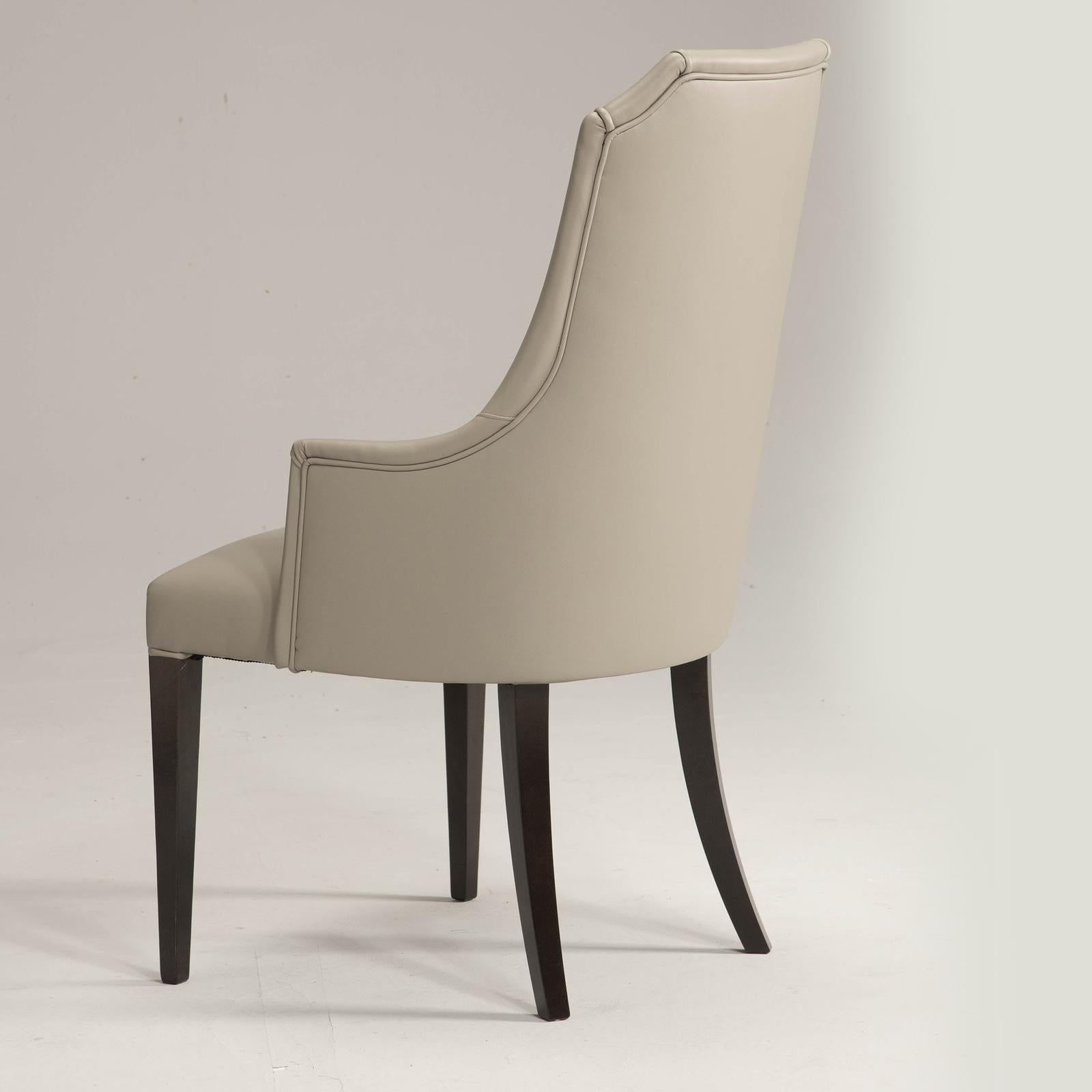 Mit seiner polierten Oberfläche und den schwarzen Holzbeinen besticht dieses bemerkenswerte Stück durch erfahrene Handwerkskunst und raffinierten Stil. Der Sessel Oscar aus der Collection rays ist eine wunderbare Ergänzung für jede moderne und