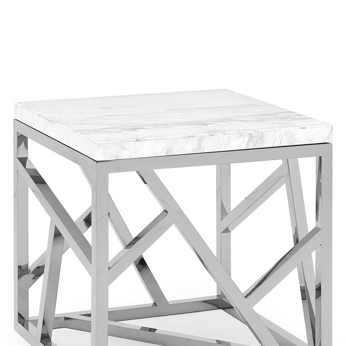 Table d'appoint Raytona chromée avec base en métal
en finition chromée et avec un plateau en marbre blanc.