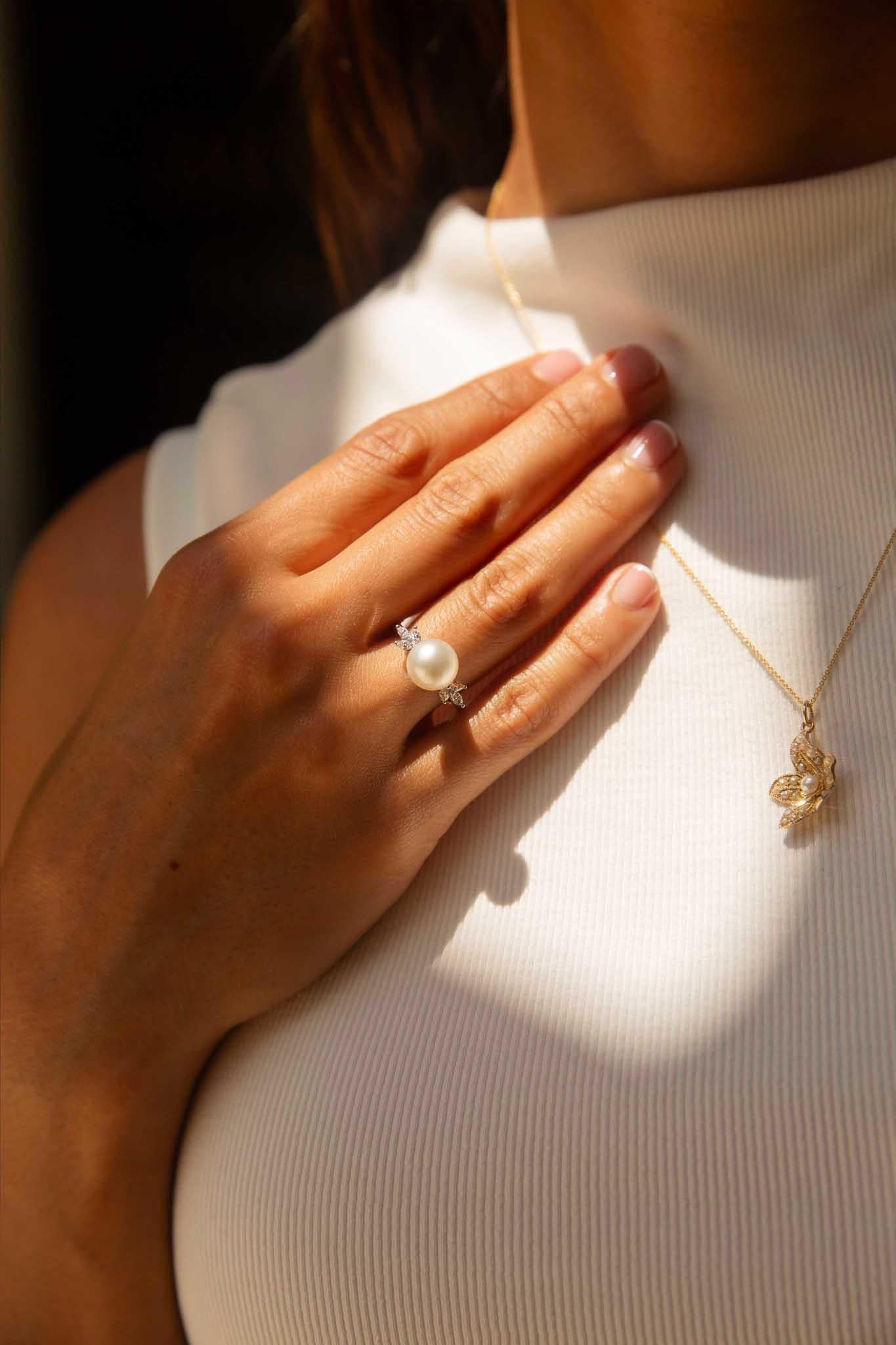 Anello contemporaneo con perle dei mari del sud e diamanti marquise in oro bianco 18 carati in vendita 4
