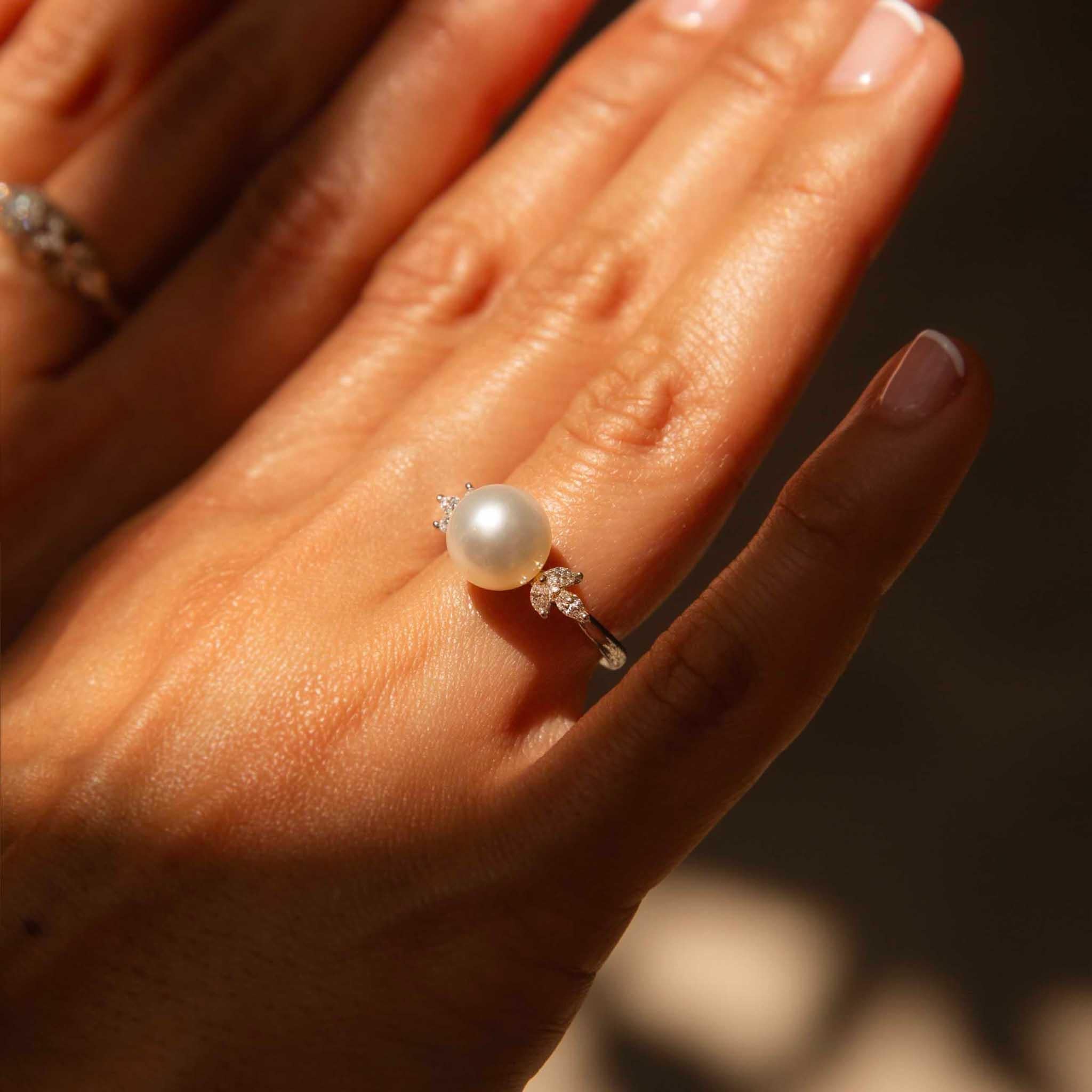 Come il dolce luccichio della luna su acque tranquille, l'Anello Raziah affascina. La sua perla lucente, abbracciata da un delicato Trio di diamanti taglio marquise, aggiunge un sottile scintillio e raffinatezza. L'anello è realizzato in oro bianco