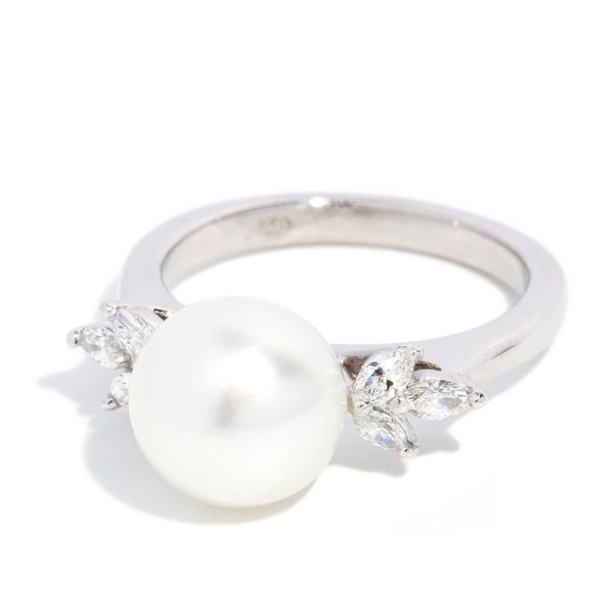 Contemporaneo Anello contemporaneo con perle dei mari del sud e diamanti marquise in oro bianco 18 carati in vendita