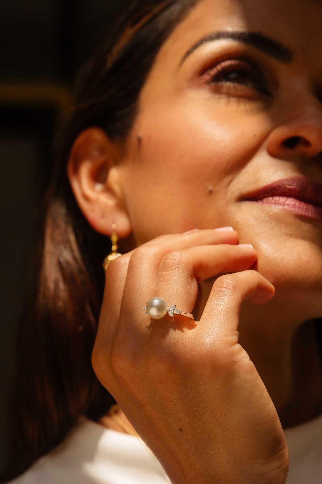 Taglio rotondo Anello contemporaneo con perle dei mari del sud e diamanti marquise in oro bianco 18 carati in vendita
