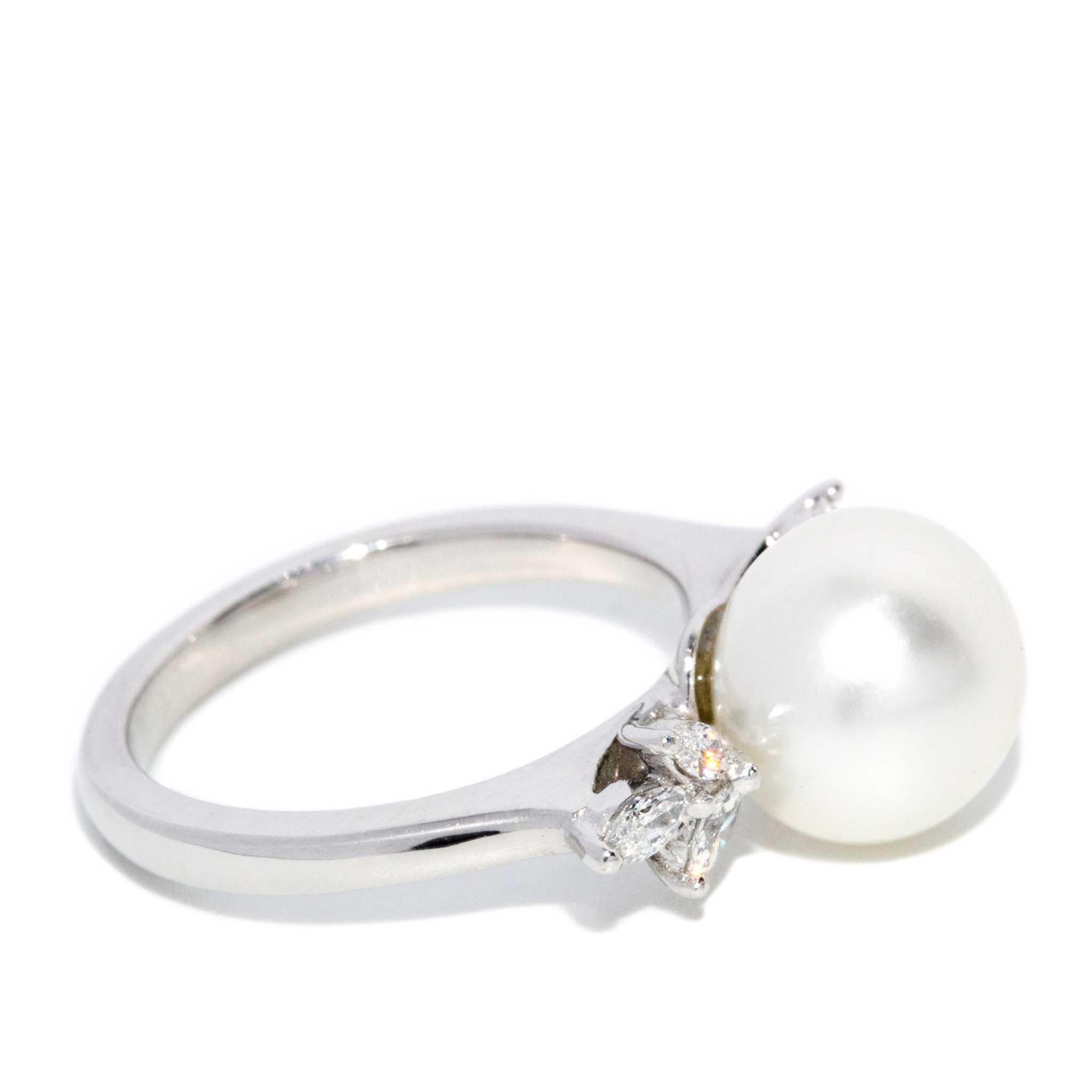 Anello contemporaneo con perle dei mari del sud e diamanti marquise in oro bianco 18 carati in vendita 1