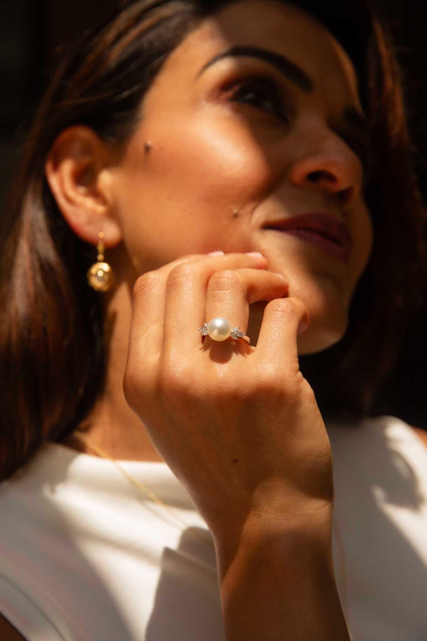 Anello contemporaneo con perle dei mari del sud e diamanti marquise in oro bianco 18 carati in vendita 2