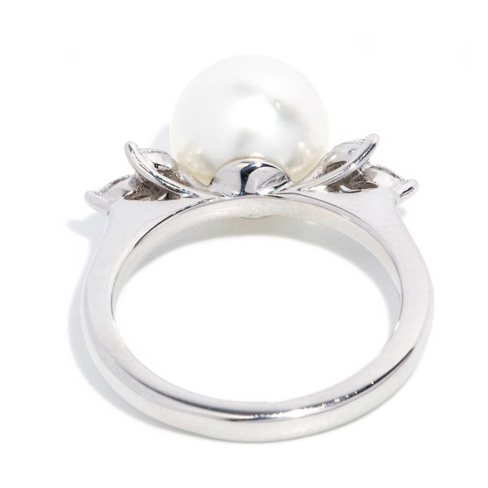 Anello contemporaneo con perle dei mari del sud e diamanti marquise in oro bianco 18 carati in vendita 3