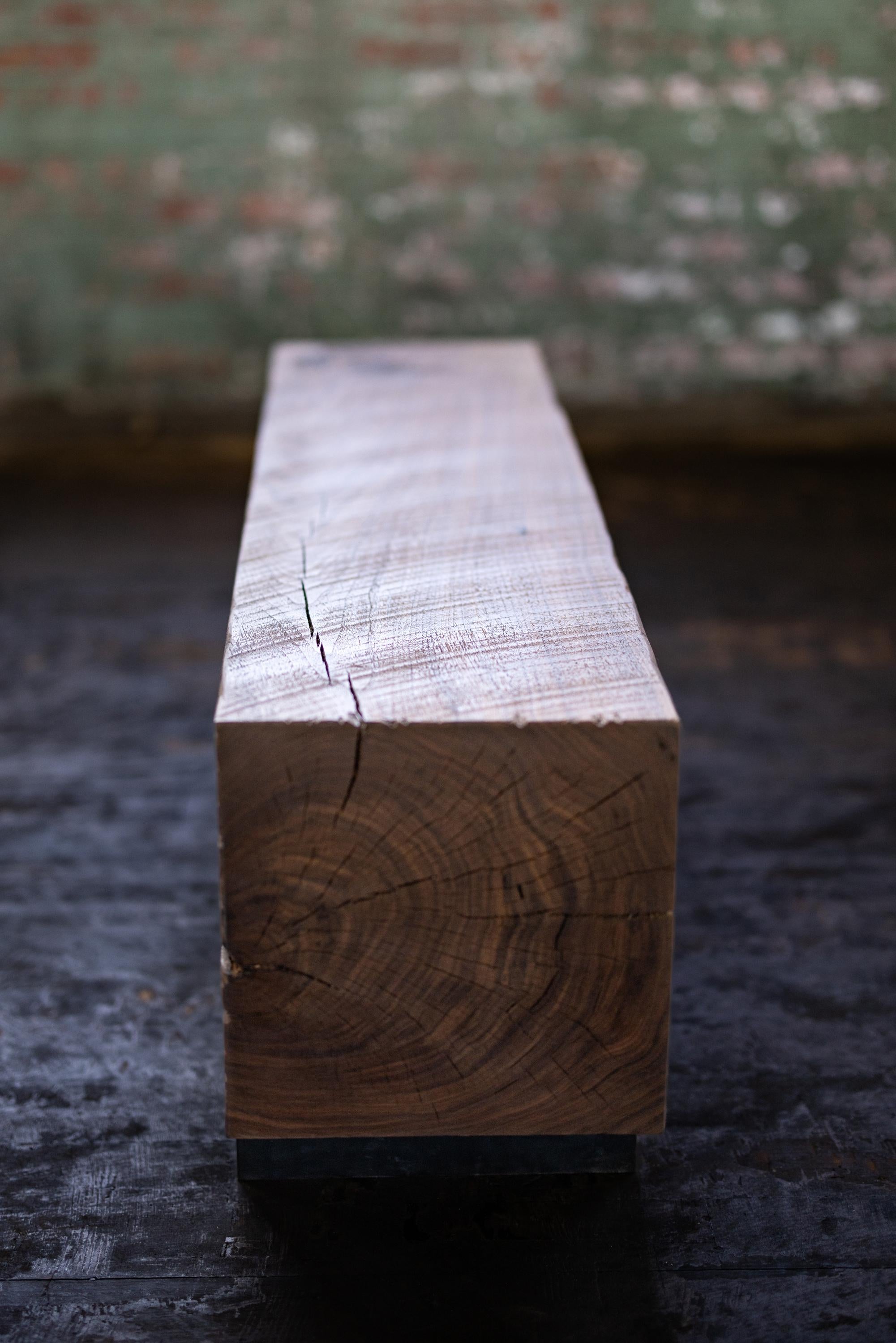 Rustique Banc en poudre de noyer et bois massif de 10,16 cm + support en acier noirci par Alabama Sawyer en vente