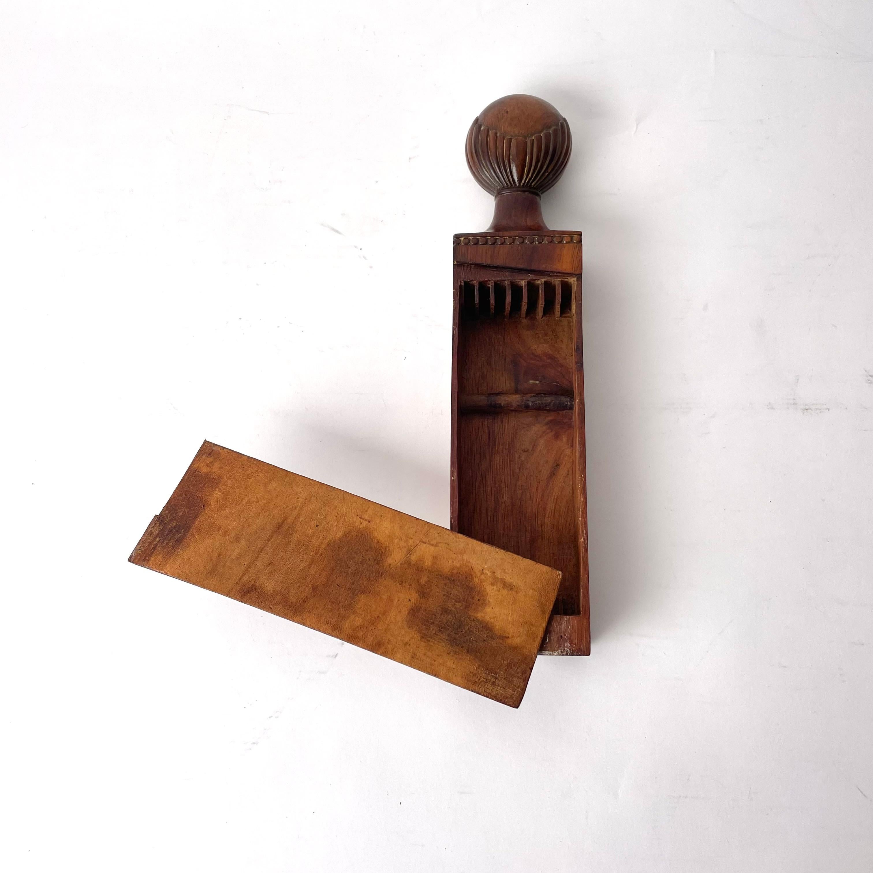 Razor Case in Mahogany with Razor Strap in Leather, Early 19th Century In Good Condition In Knivsta, SE