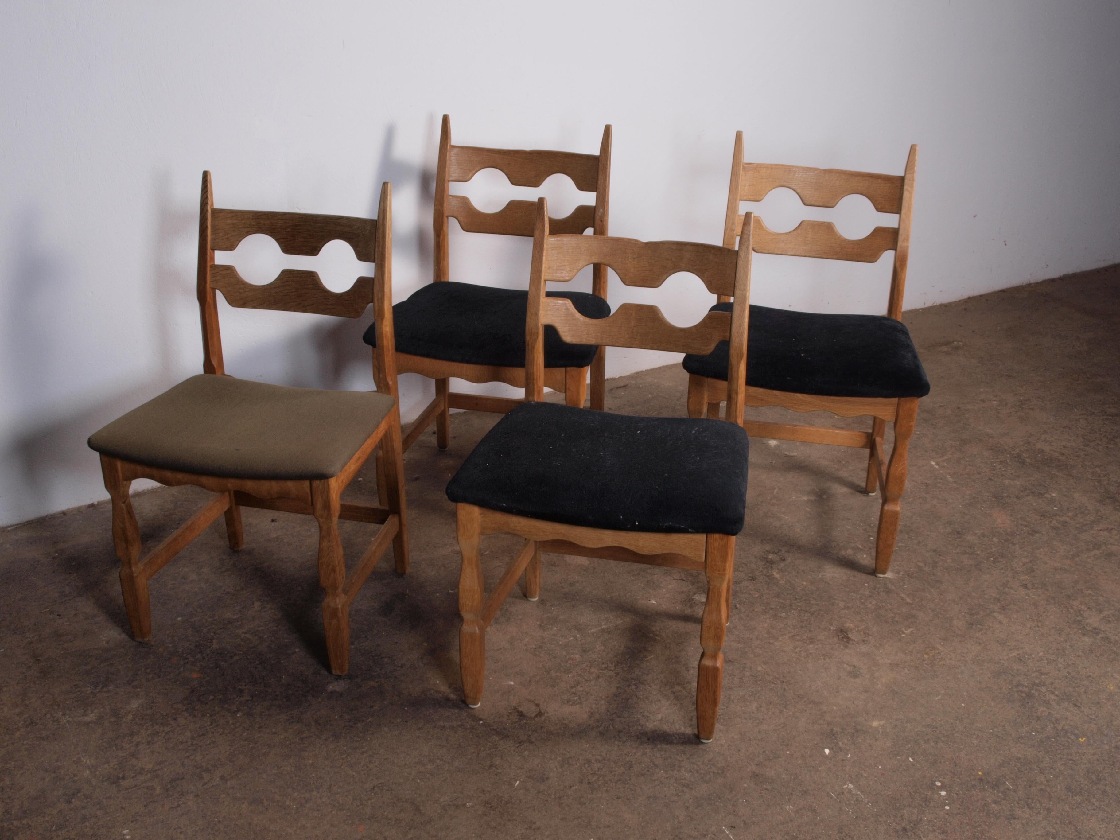 Die markanten Esszimmerstühle von Henning Kjærnulf sind aus Eichenholz gefertigt und zeigen eine fesselnde Mischung aus Barock und Mid-Century Modern. Diese klassischen Stühle, die als Razorblade-Modell bekannt sind, wurden in den 1960er bis 1970er