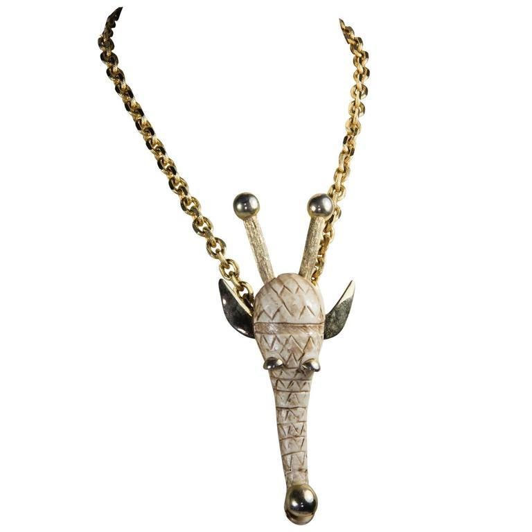 Razza Figural Animal Pendant Necklace in the Zodiac sign of the Giraffe C1970s In Excellent Condition In Montreal, QC