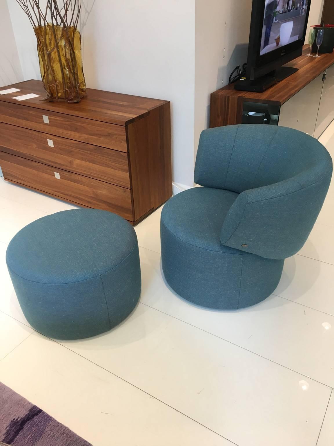 The Rolf Benz 684 is an extremely unconventional armchair. Exciting color and material combinations resulting from the use of different covers on the seat and backrest make it a particularly attractive feature in your living room. Customised seating