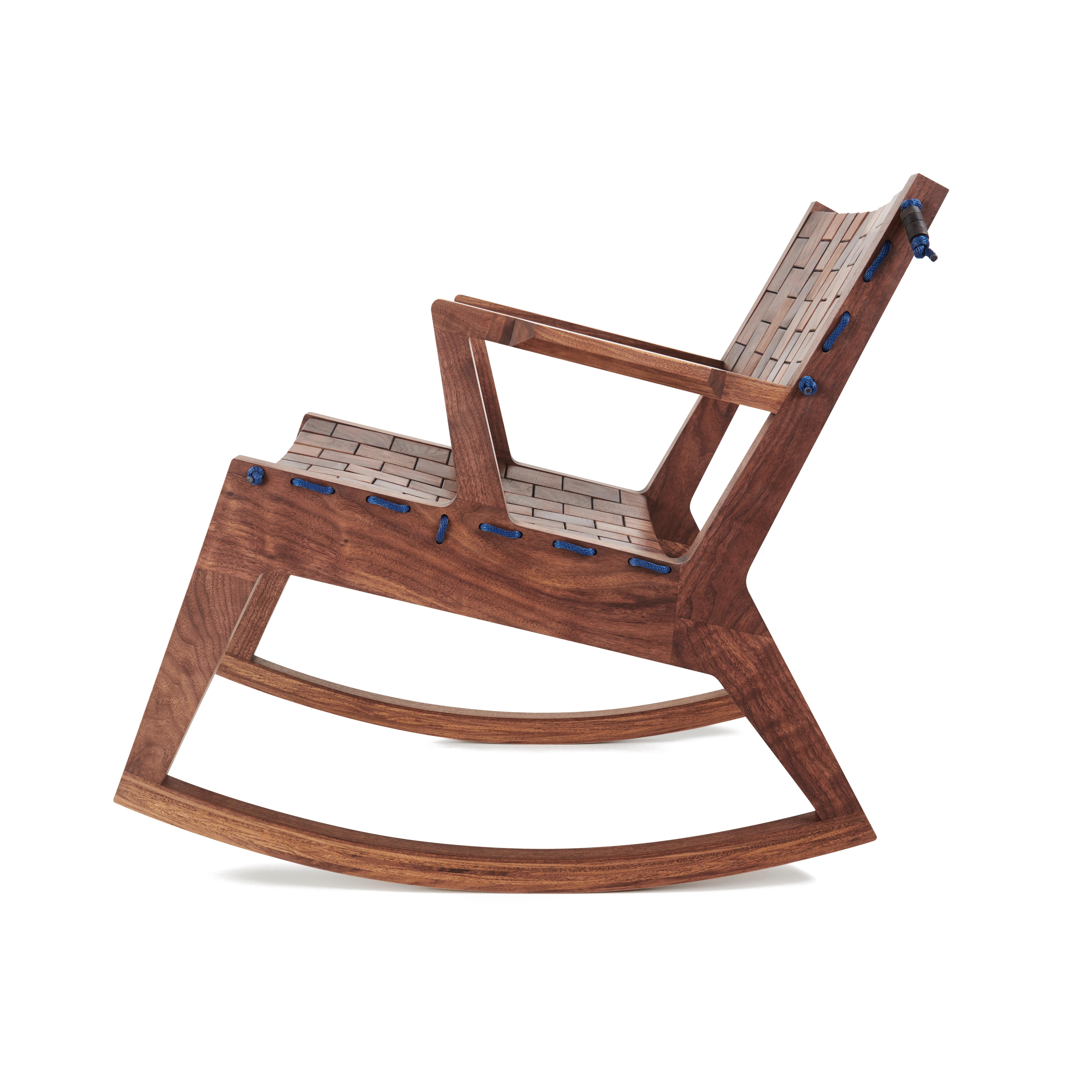 Moderne Chaise à bascule RB, chaise de sport moderne en bois fabriquée à la main en noyer en vente