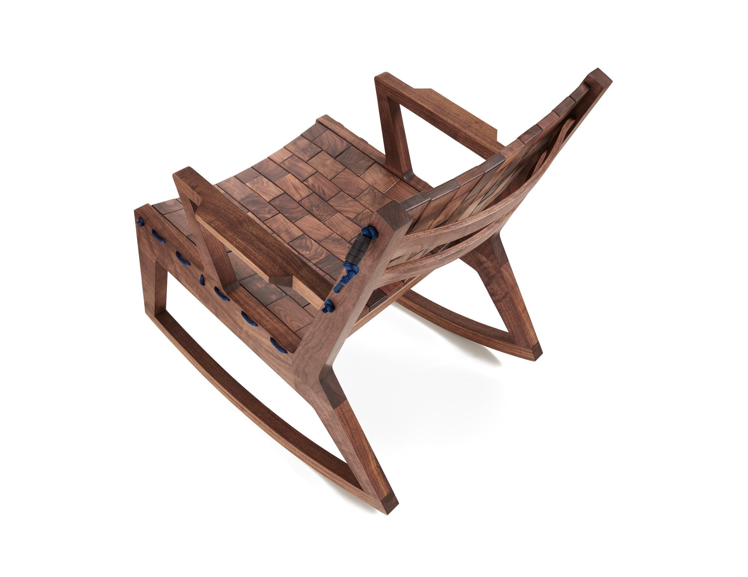 Menuiserie Chaise à bascule RB, chaise de sport moderne en bois fabriquée à la main en noyer en vente