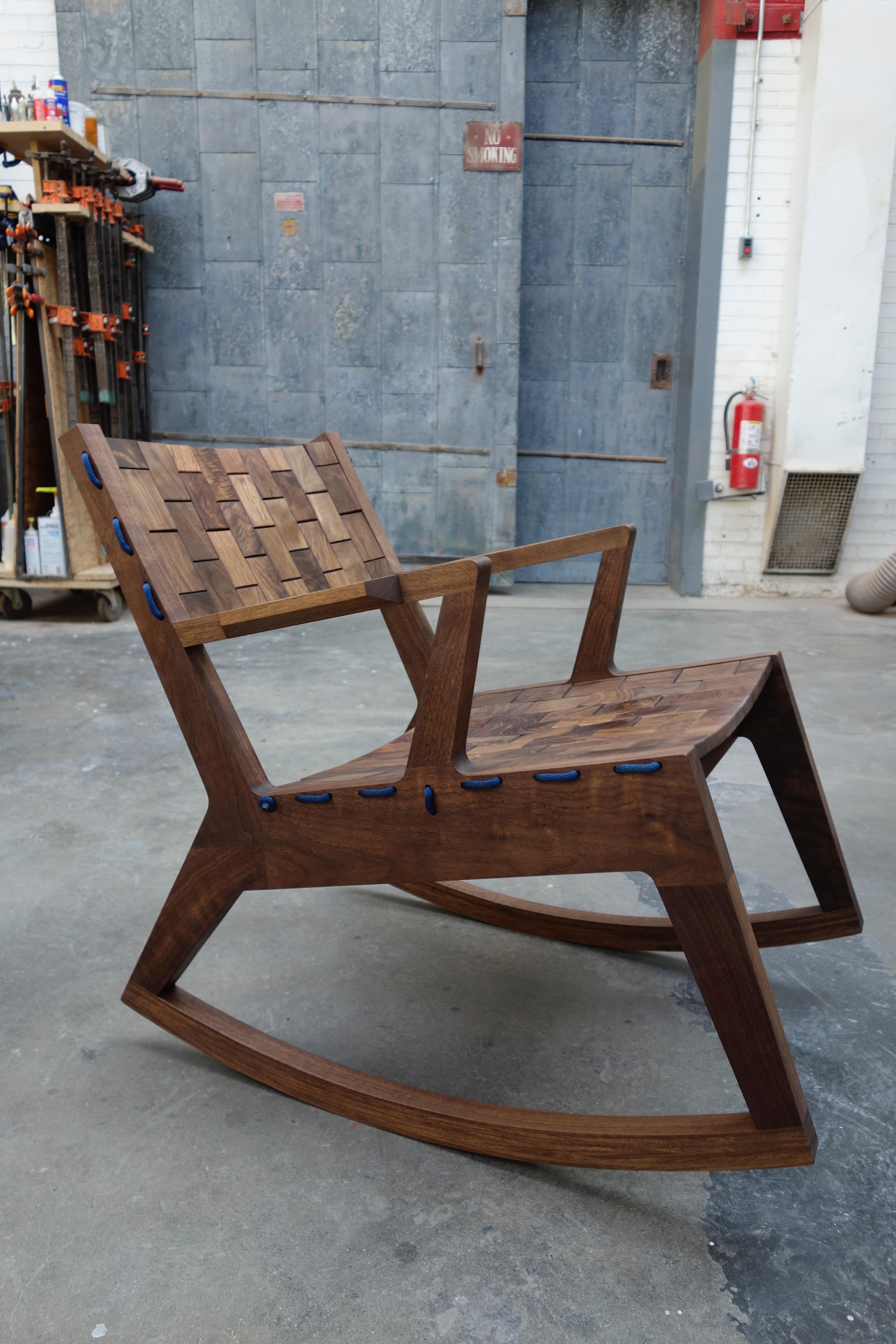 XXIe siècle et contemporain Chaise à bascule RB, chaise de sport moderne en bois fabriquée à la main en noyer en vente
