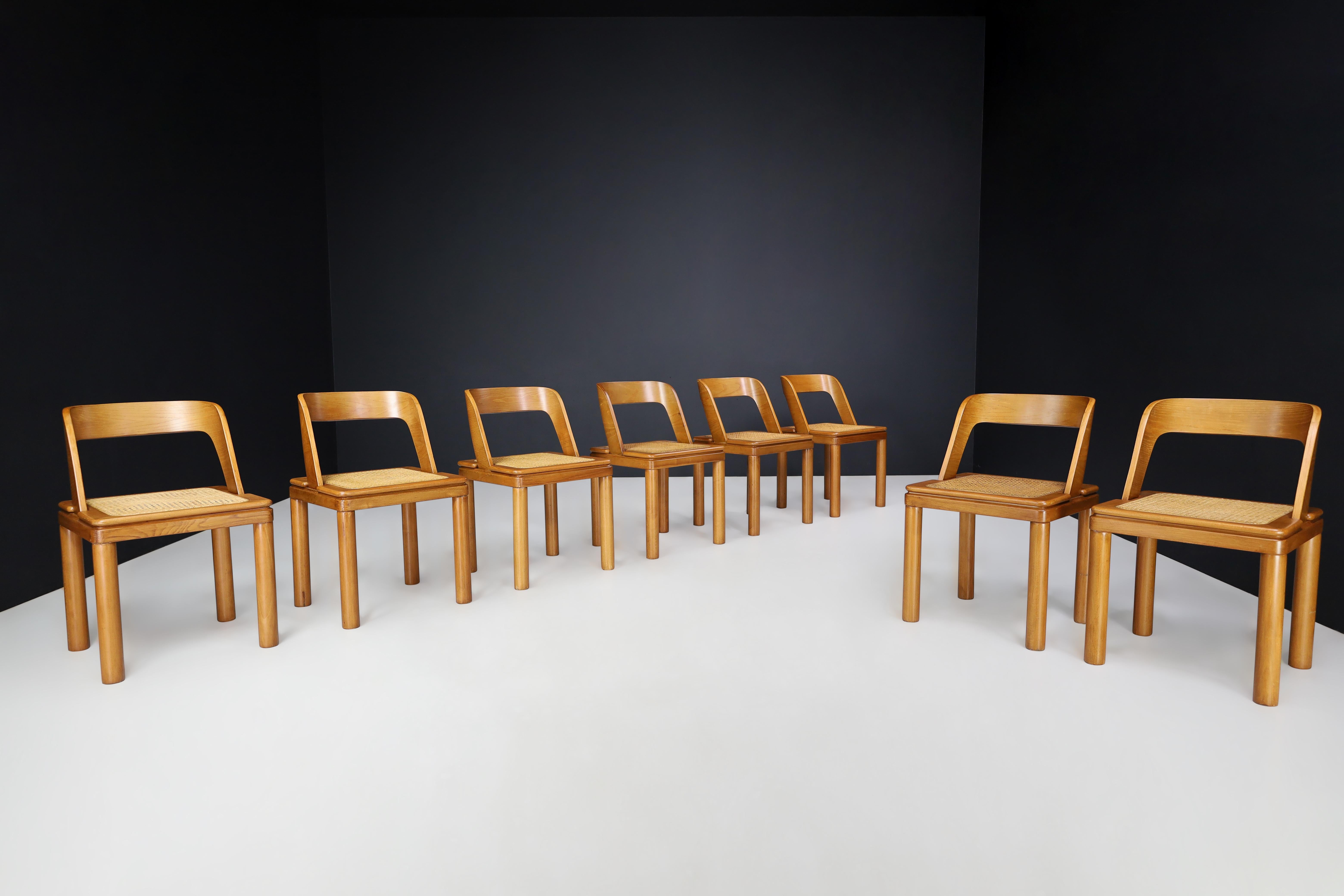 RB Rossana Set of Eight Dining Chairs in Cane and Ash, Italy 1960s

These RB Rossana dining chairs, a set of eight, were made in Italy in the 1960s. The chairs have a sleek, modern design with an open structure. The backrest is a curved frame