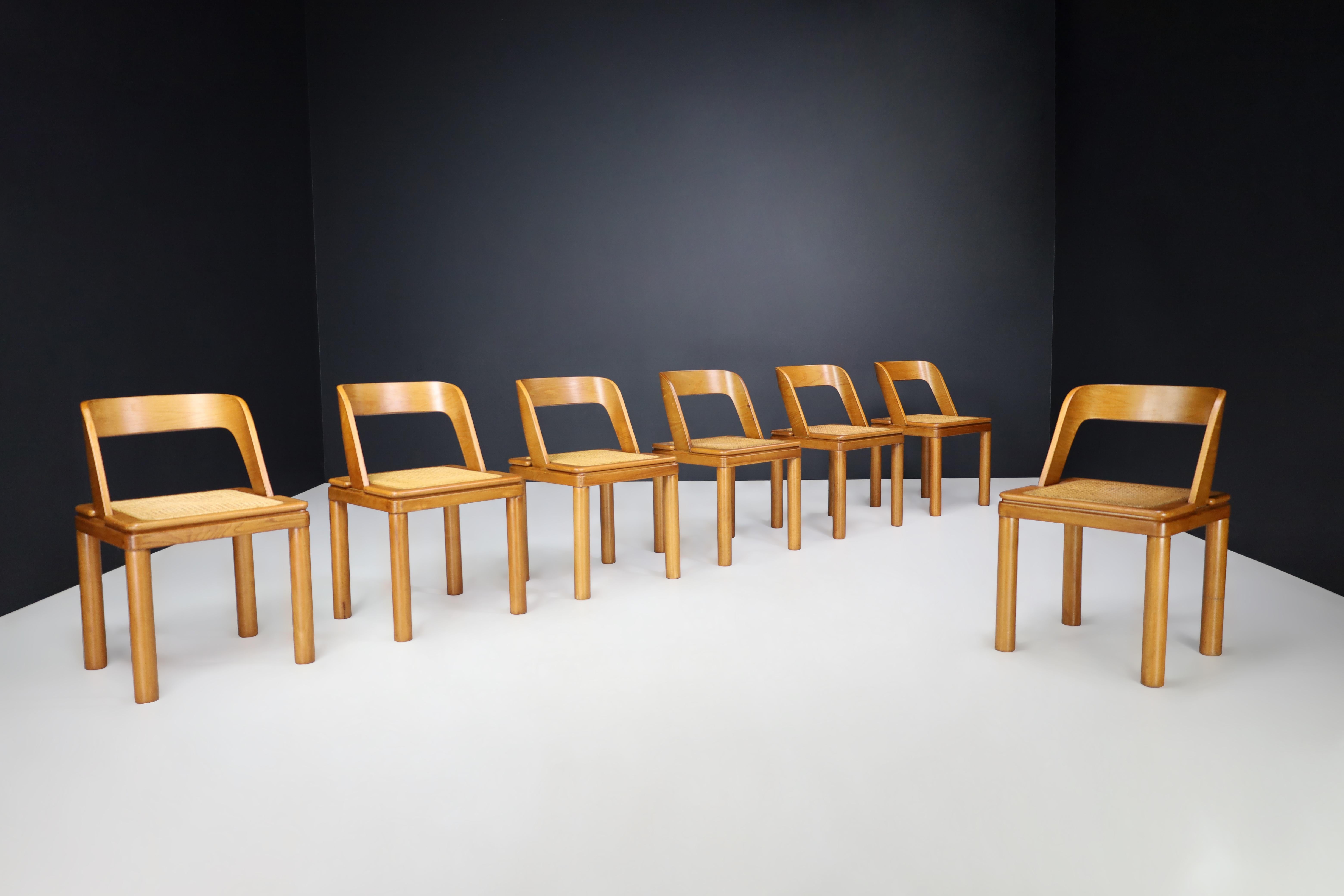 Mid-Century Modern RB Rossana - Ensemble de huit chaises de salle à manger en rotin et en frêne, Italie, années 1960   en vente