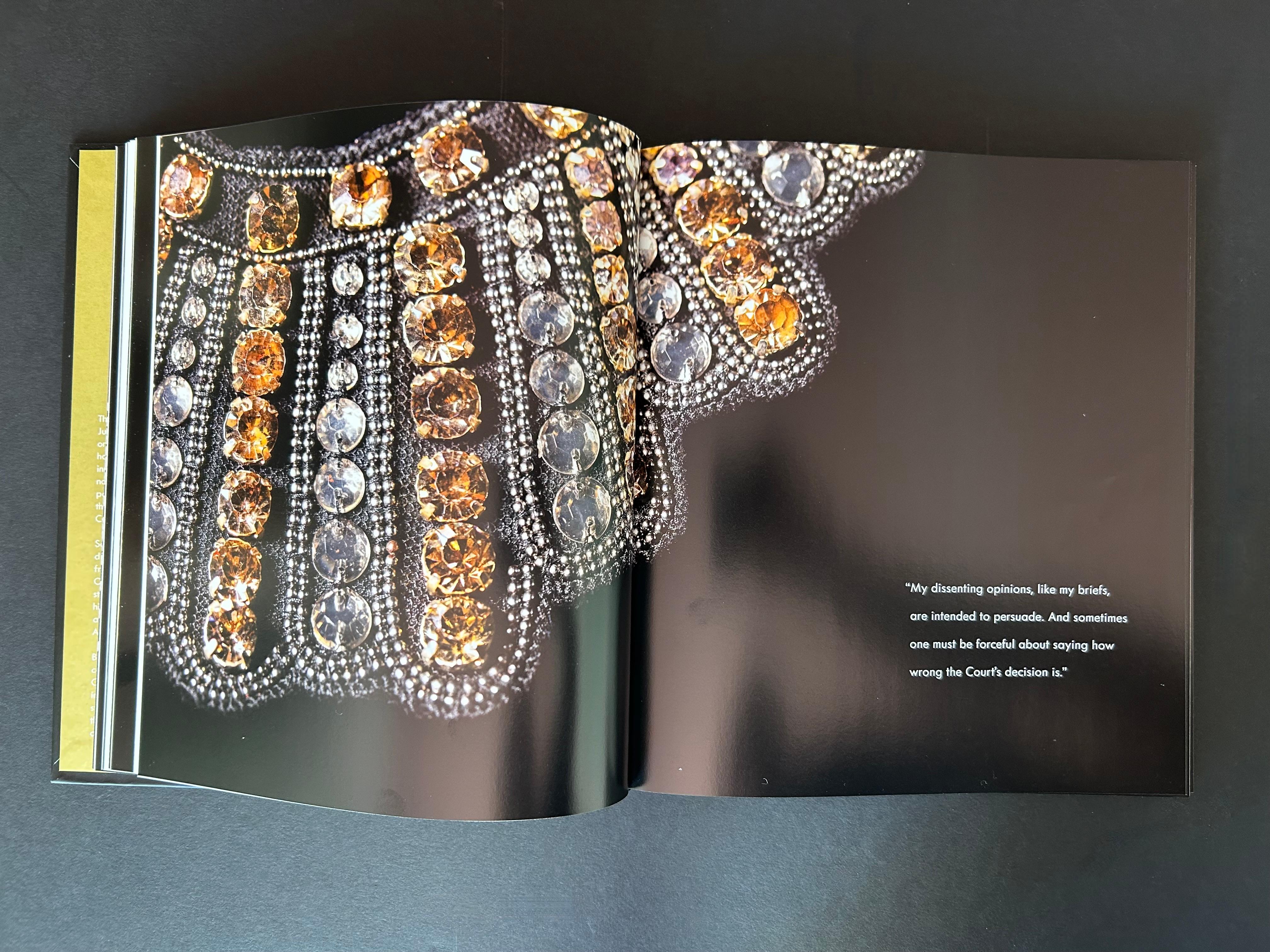 Collier RBG Notorious Dissent, Banana Republic, 2019 en vente 5