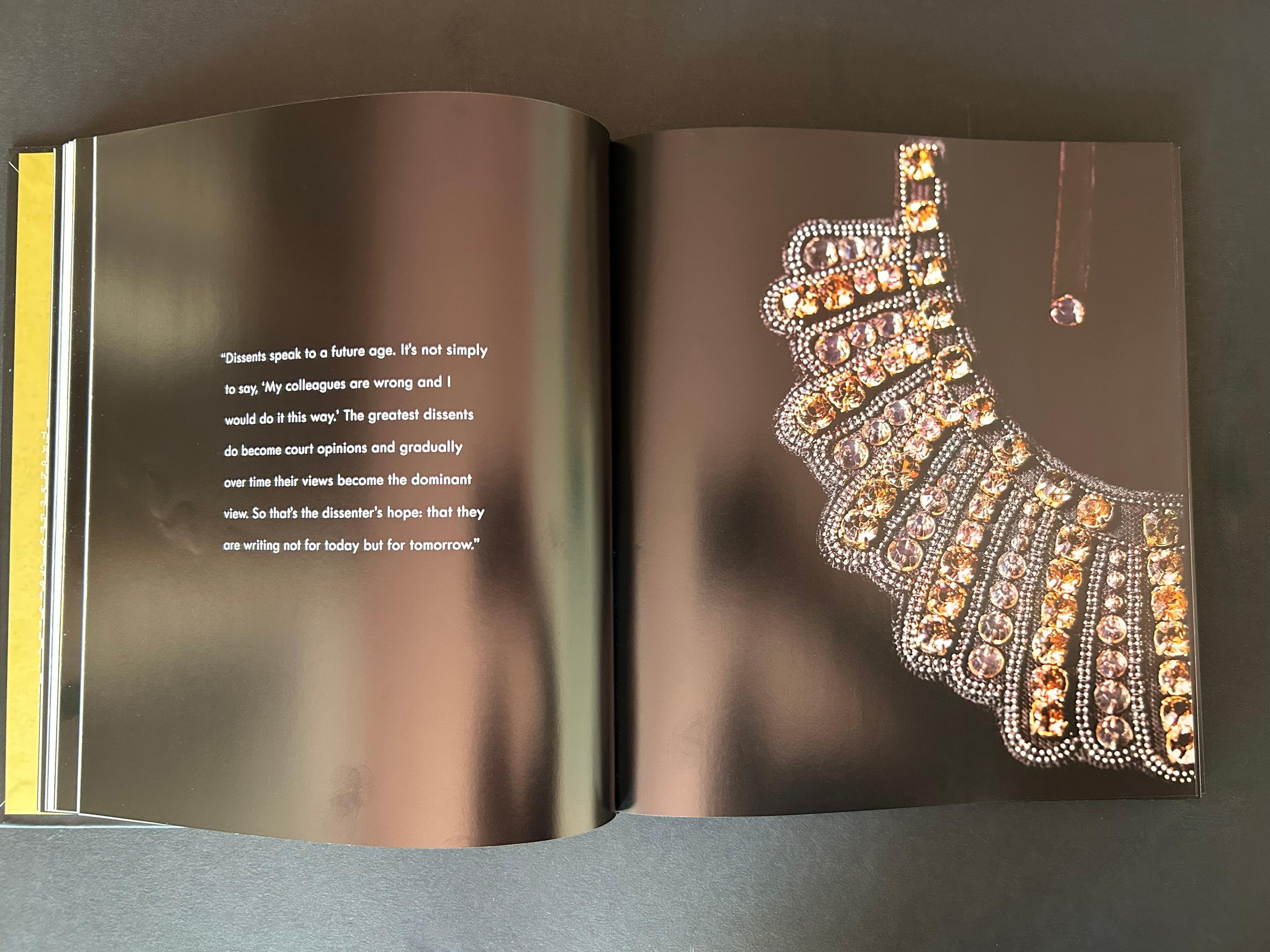 Collier RBG Notorious Dissent, Banana Republic, 2019 en vente 6