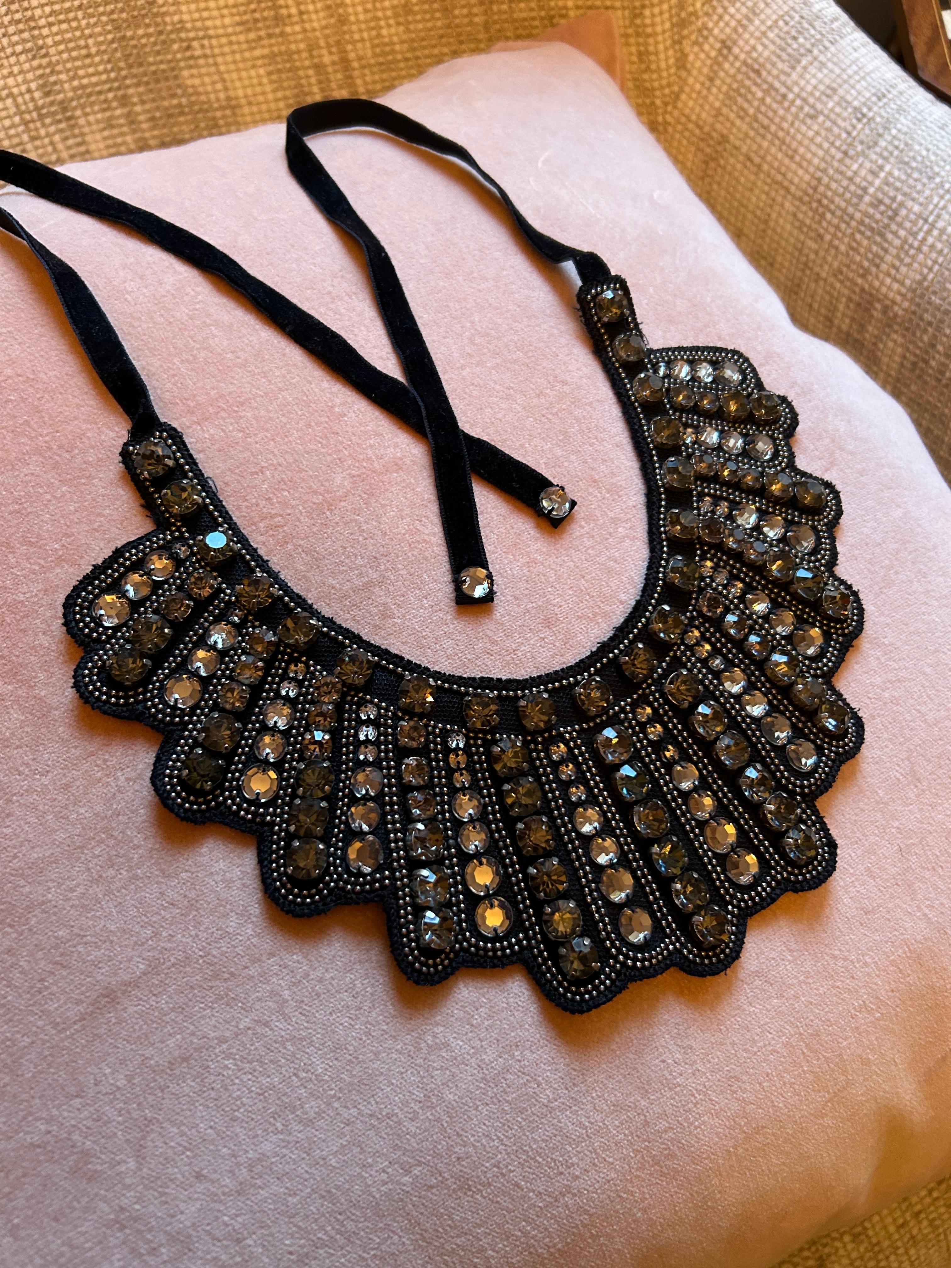 Un collier Notorious de Banana Republic, ré�édité en 2019 après avoir été rendu iconique par la regrettée Ruth Bader Ginsburg.
Mme Ginsburg, née à Brooklyn (N.Y.), championne des droits des femmes et de l'égalité des sexes, et deuxième femme de