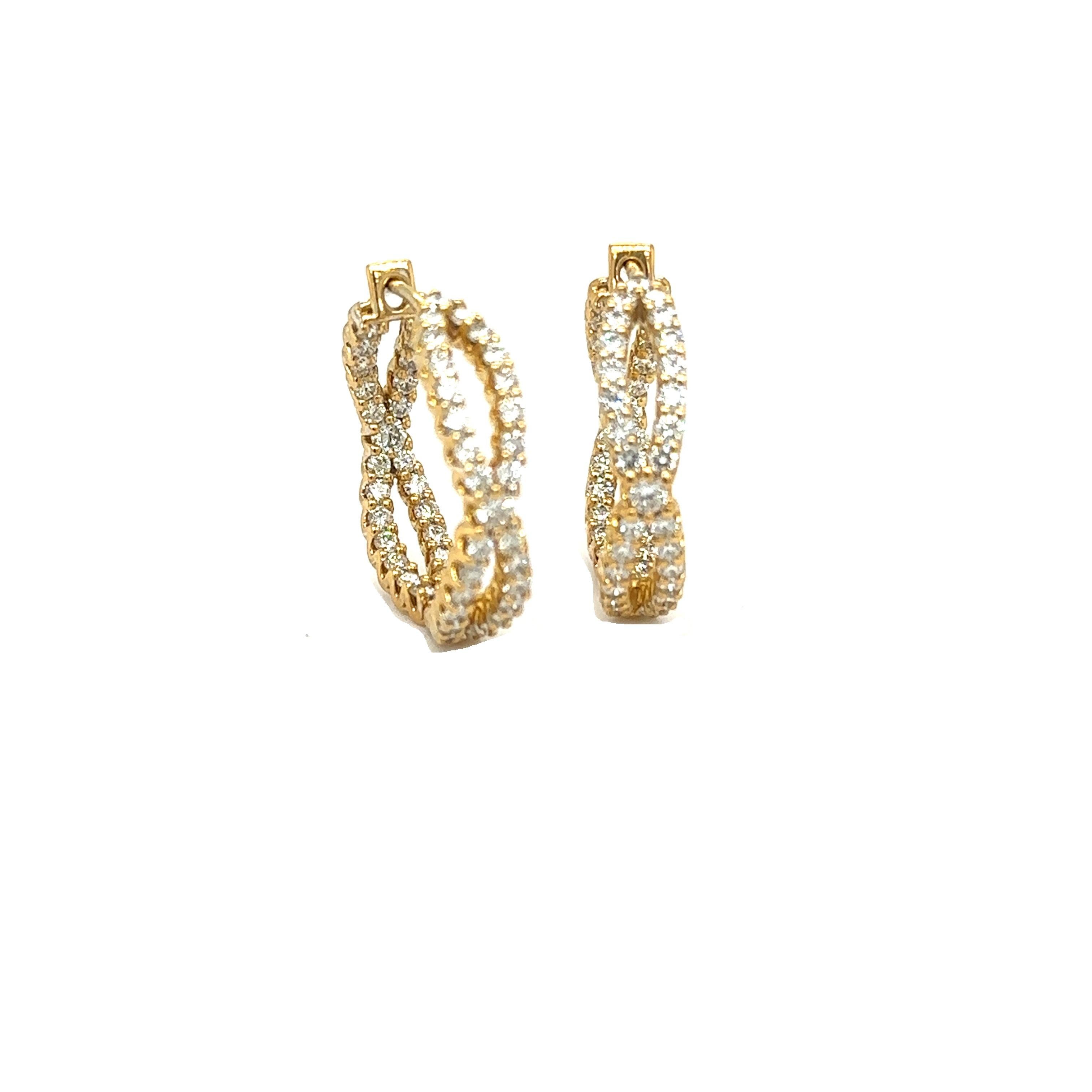 RC100 - 18K Yellow Gold Hoop Earrings with Diamonds In New Condition For Sale In New York, NY