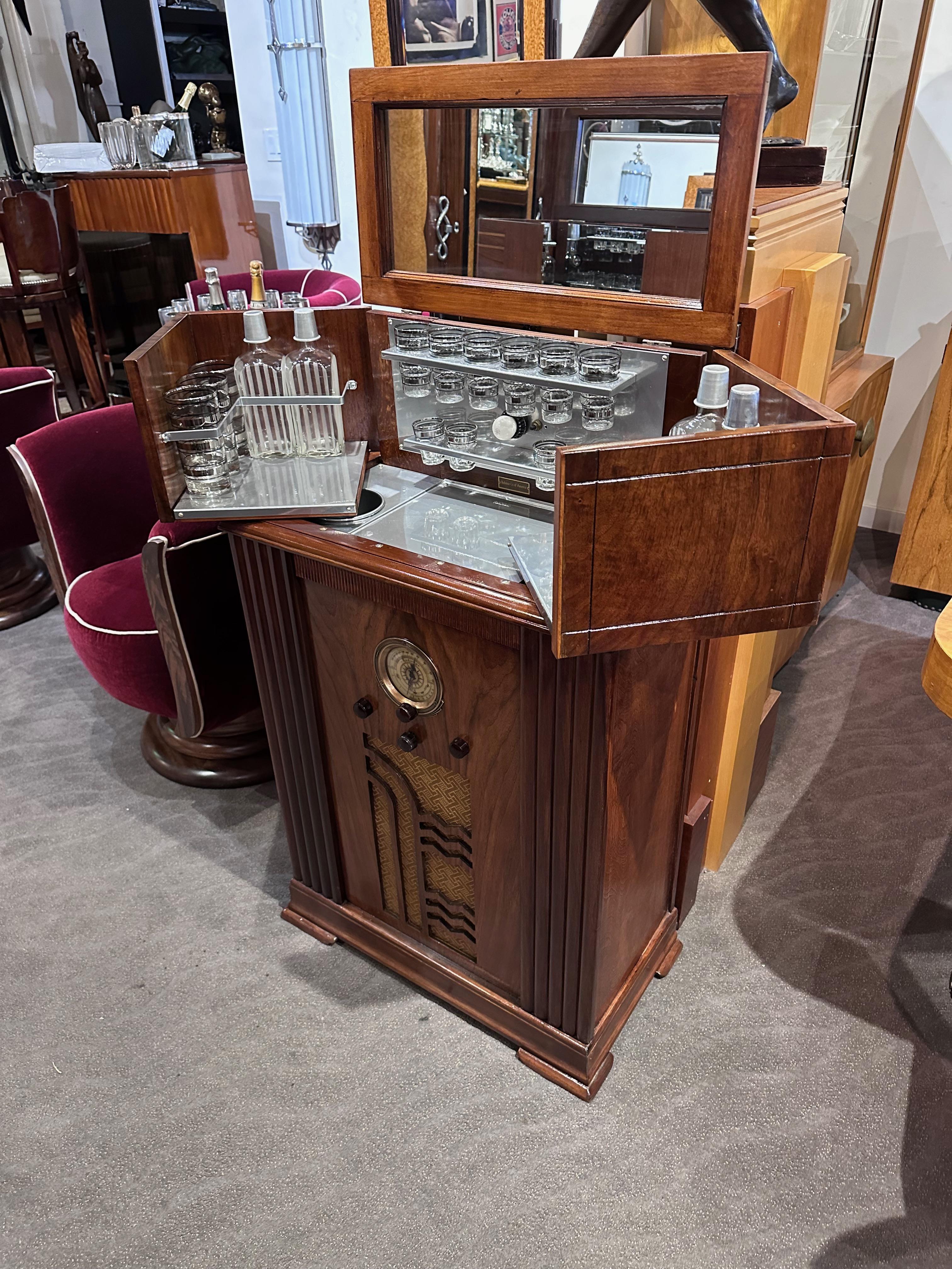 RCA Radiobar 1935 Bluetooth Seltenes frühes Modell restauriert. Dieses einzigartige frühe Modell unterscheidet sich von den typischen Philco-Radiobars, auf deren Verkauf wir uns im Laufe der Jahre ebenfalls spezialisiert haben. Dieses Modell