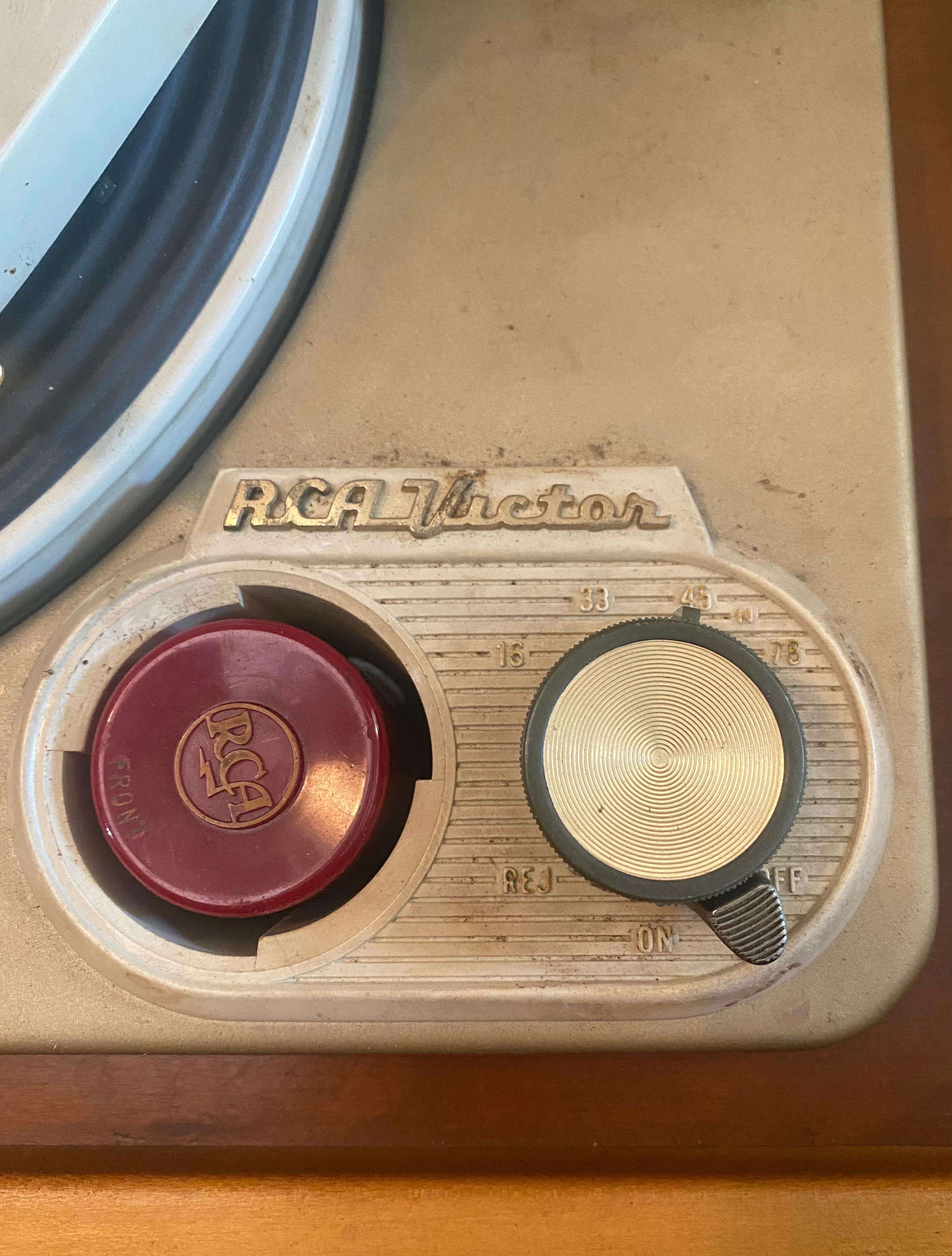 RCA Victor Turntable Cabinet with Record Player In Good Condition In Brooklyn, NY