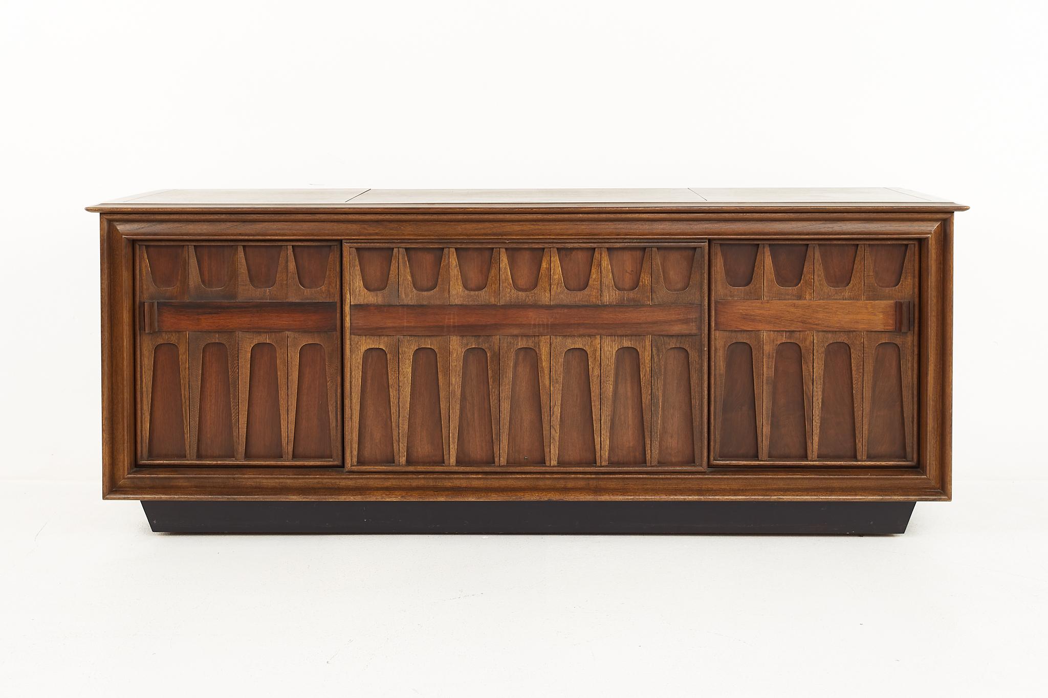 RCA Vista Broyhill Brasilia style mid century Stereo console

The stereo measures: 73.25 wide x 21 deep x 28.5 inches high

All pieces of furniture can be had in what we call restored vintage condition. That means the piece is restored upon