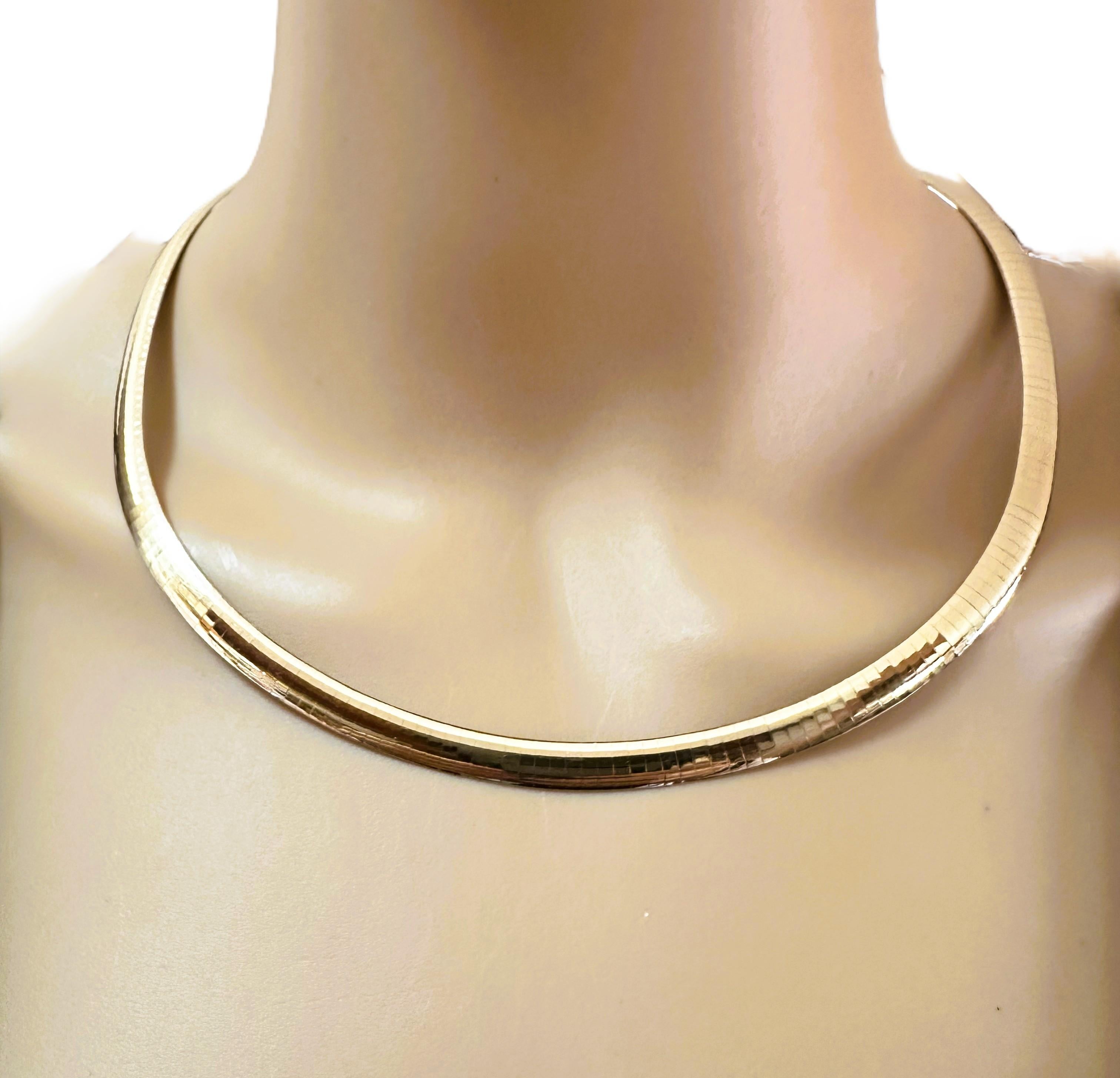 RCI 14K Yellow & White Gold Reversible Omega Necklace 30.85 grams 6.2 mm Wide In Excellent Condition In Eagan, MN