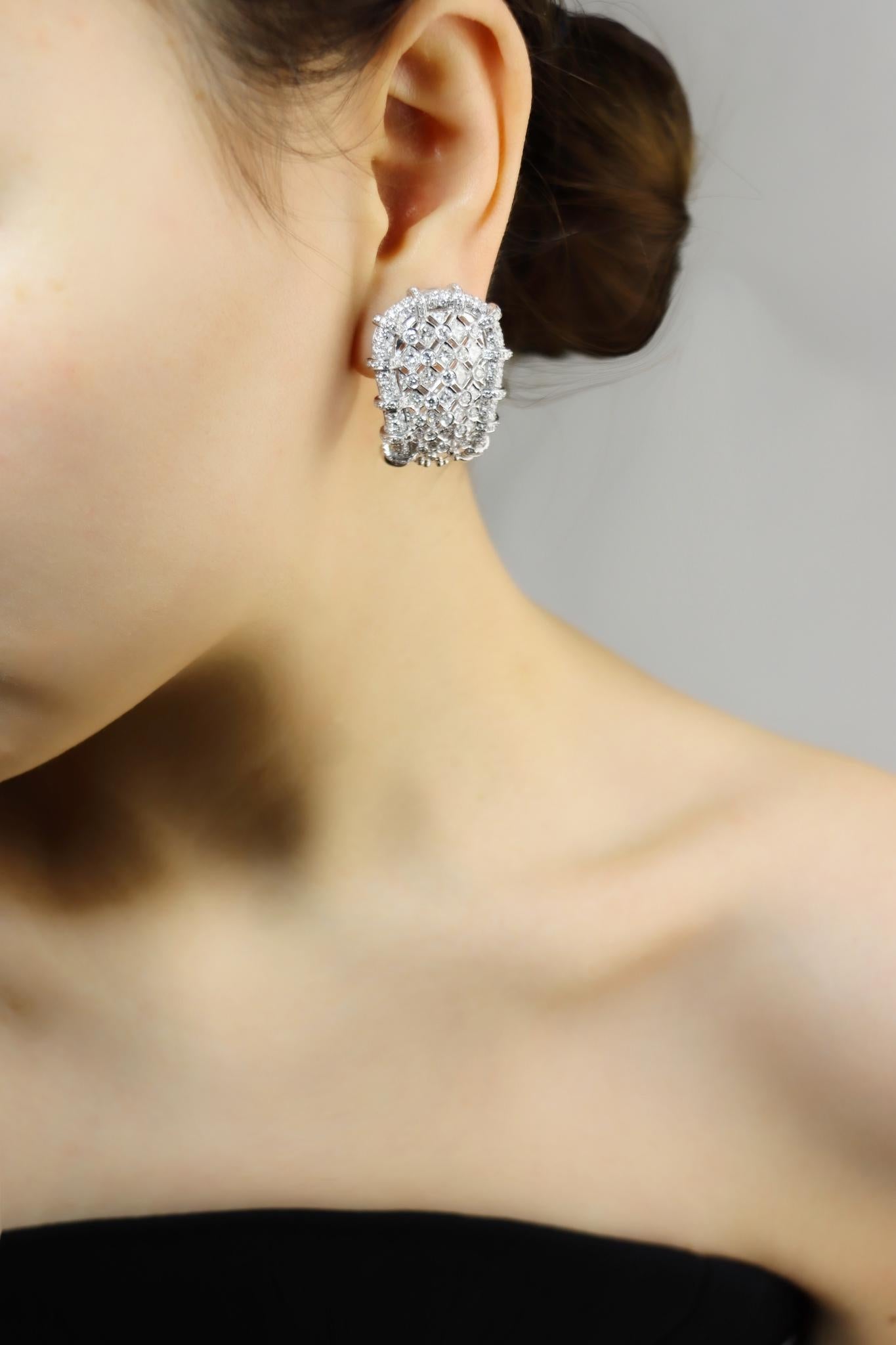 R.C.M Pendientes de Diamantes de Oro Blanco de 18 K Italiano

Marcado:
750
RCM

Dimensiones aproximadas:
3,3 cm (Longitud) 
2,4 cm (Anchura)
Aprox. total 7,48 quilates (Diamante)
30,9 gramos de peso.

** Los diamantes y las piedras de color se miden