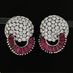 Orecchini RCM in oro bianco 18 carati GIA con rubino baguette e diamanti a castone da 8,35 ct.